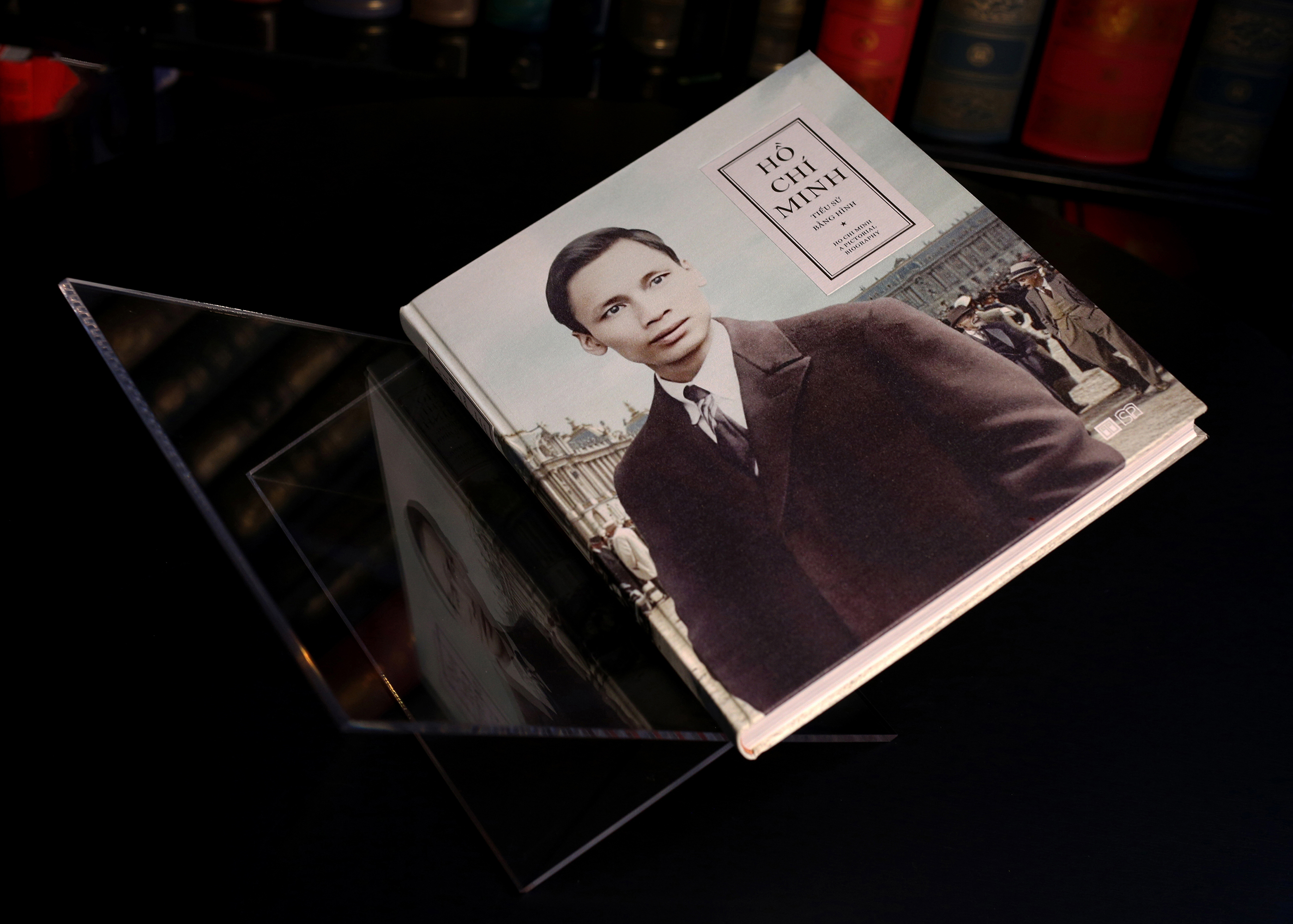 Hồ Chí Minh - Tiểu Sử Bằng Hình - Ấn Bản Giới Hạn - Bìa Vải - Ảnh 6