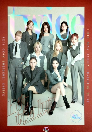 hoa học trò số 1346 - tặng kèm fanbook twice + 2 mega poster lee do hyun (18 again) & jin (bts) - Ảnh 9