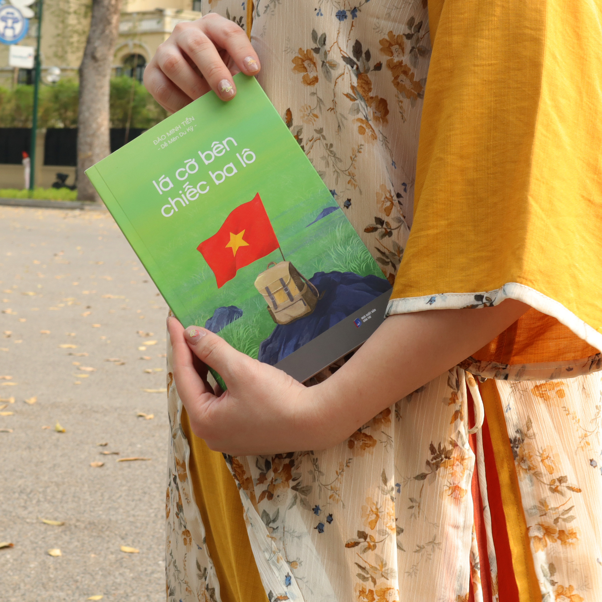 lá cờ bên chiếc ba lô - Ảnh 6