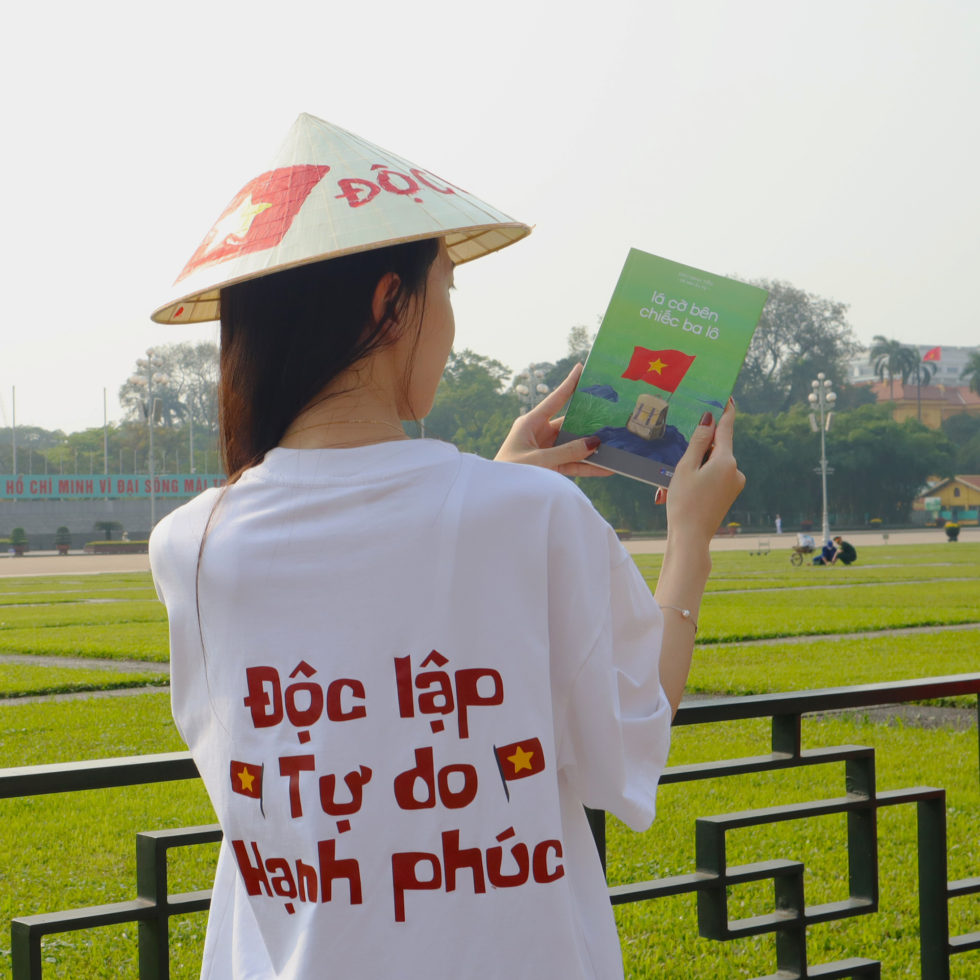 lá cờ bên chiếc ba lô - Ảnh 7