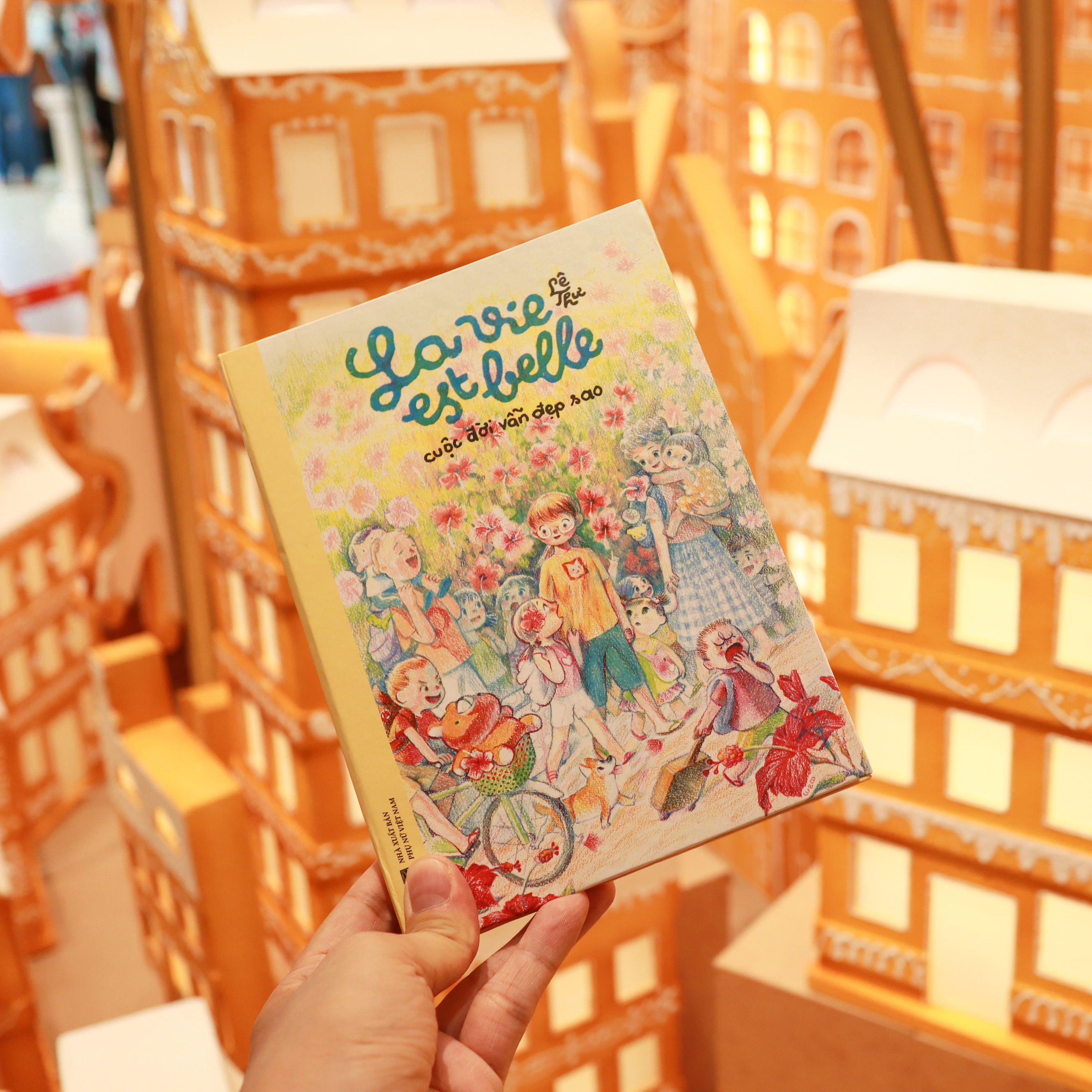 La Vie Est Belle - Cuộc Đời Vẫn Đẹp Sao - Bìa Cứng - Ảnh 5