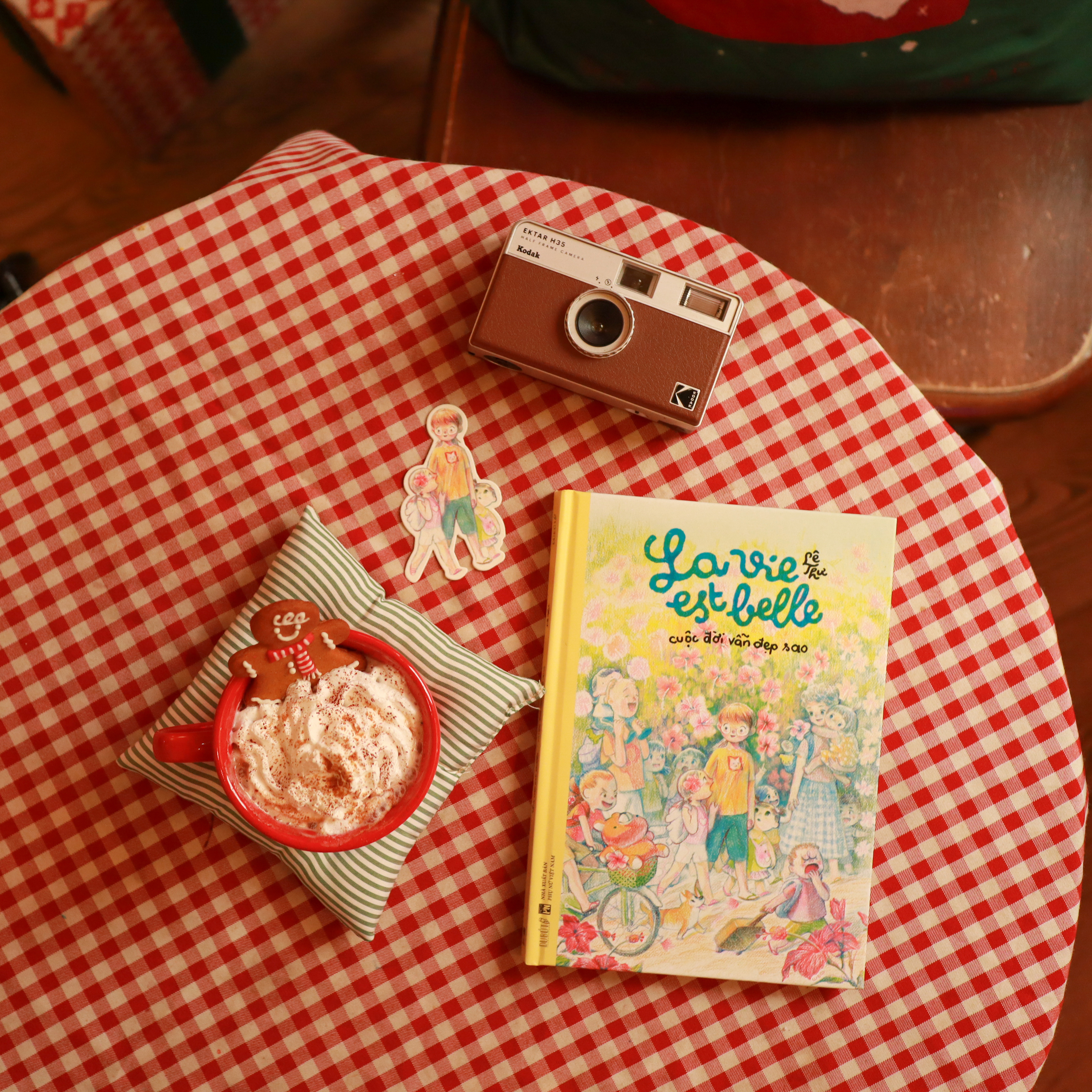 La Vie Est Belle - Cuộc Đời Vẫn Đẹp Sao - Bìa Cứng - Ảnh 8