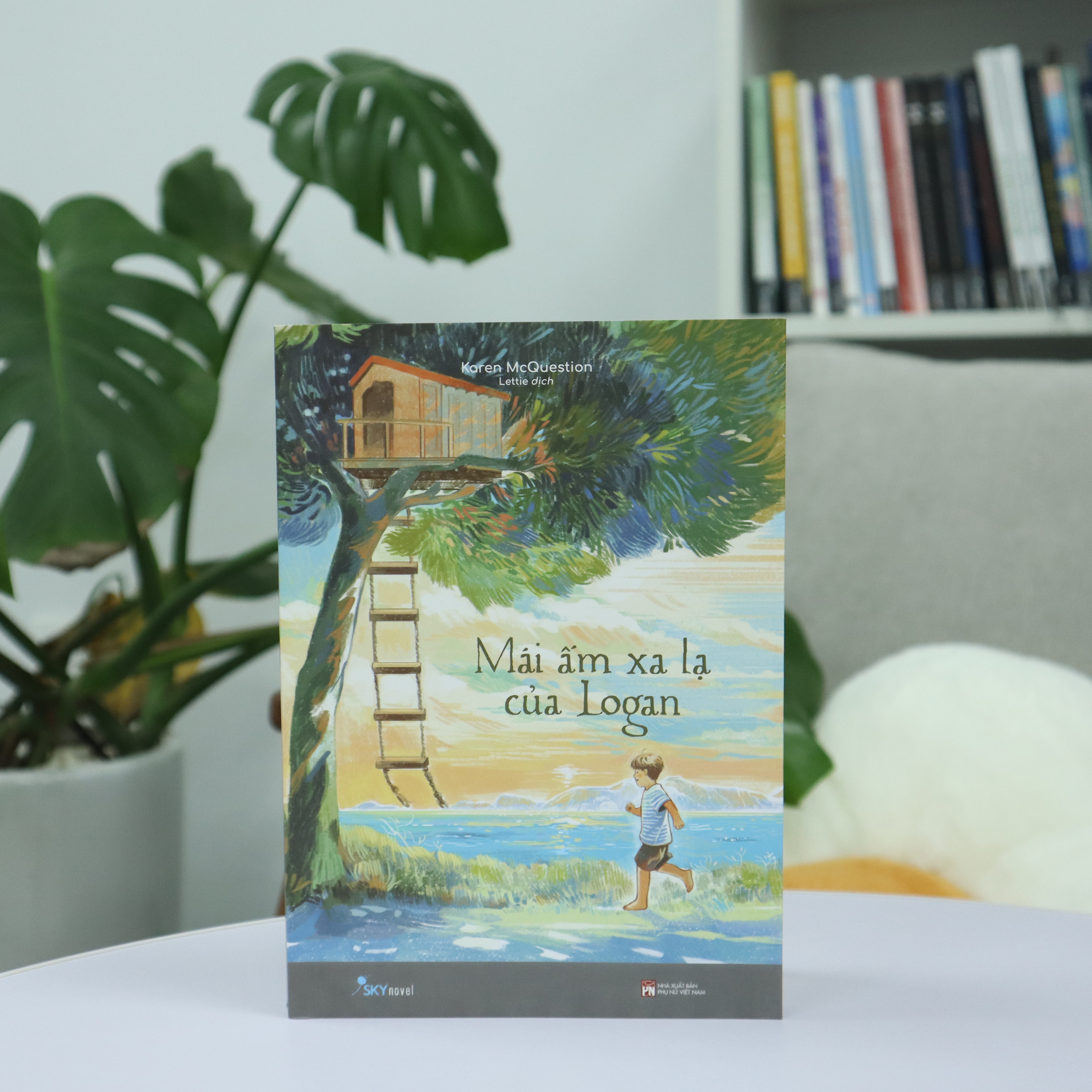 mái ấm xa lạ của logan - tặng kèm bookmark + postcard - Ảnh 7