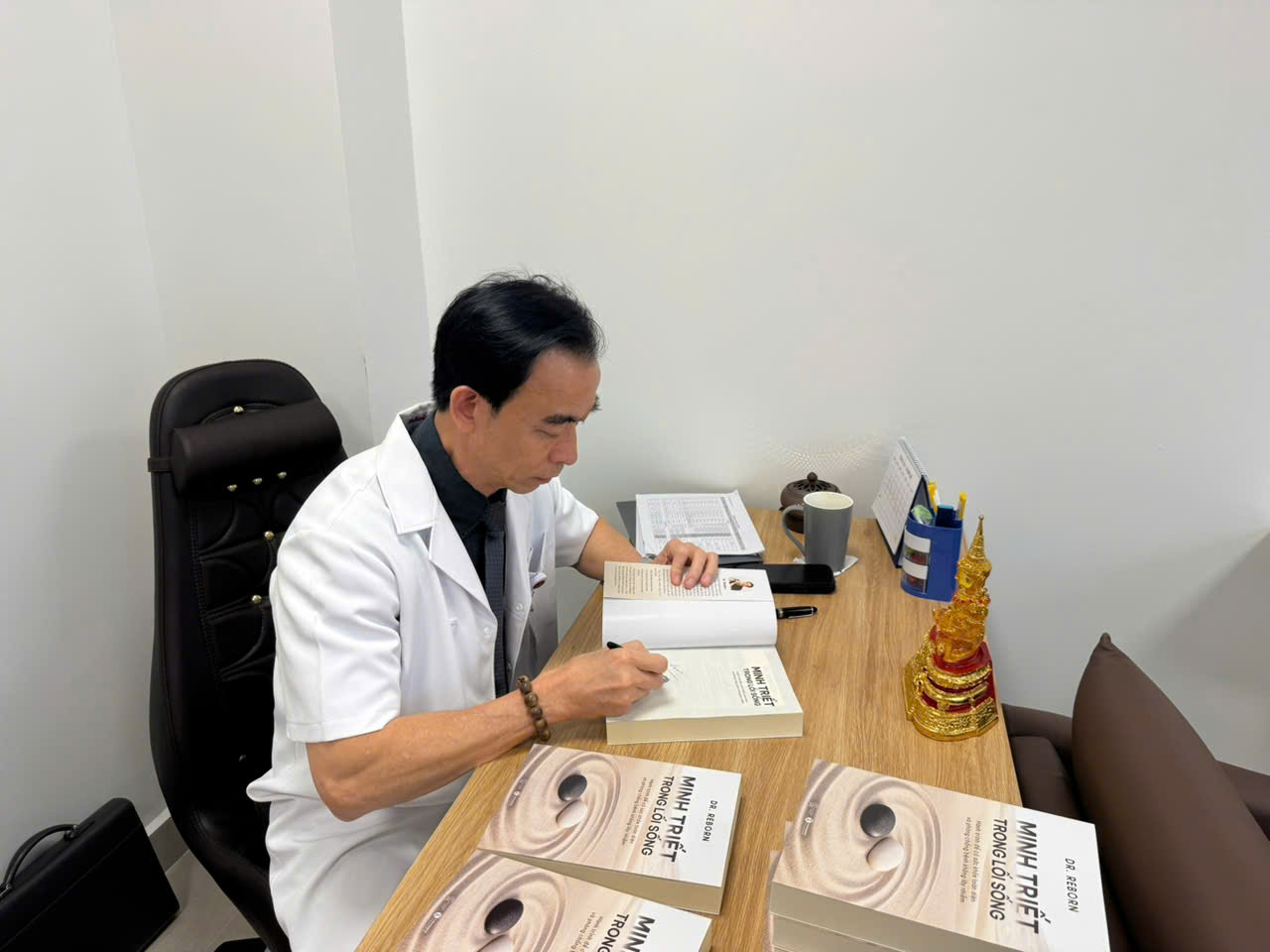 Minh Triết Trong Lối Sống - Hành Trình Để Có Sức Khoẻ Toàn Diện Và Phòng Chống Bệnh Không Lây Nhiễm - Kèm Chữ Ký Tác Giả - Ảnh 4