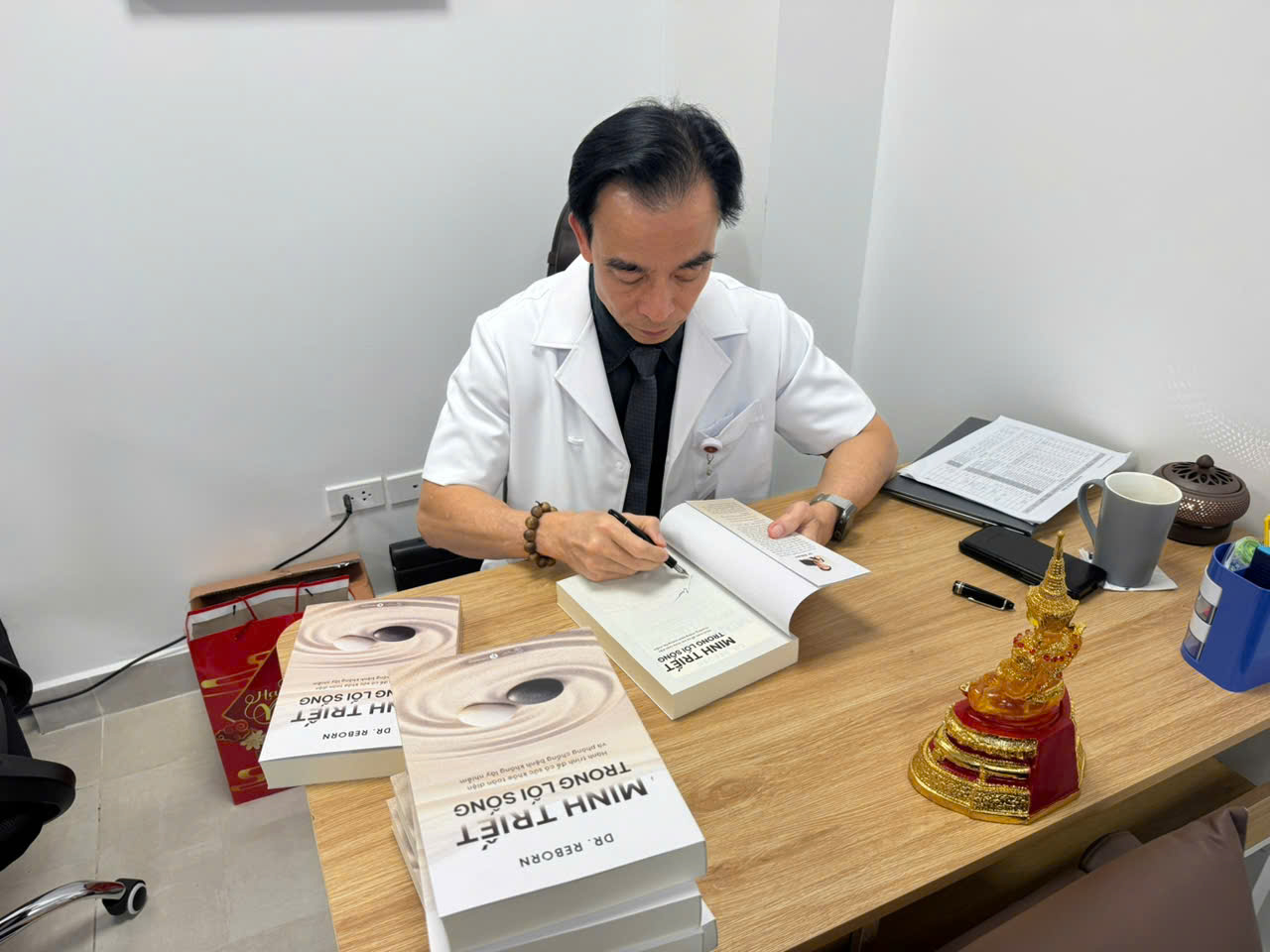 Minh Triết Trong Lối Sống - Hành Trình Để Có Sức Khoẻ Toàn Diện Và Phòng Chống Bệnh Không Lây Nhiễm - Kèm Chữ Ký Tác Giả - Ảnh 5