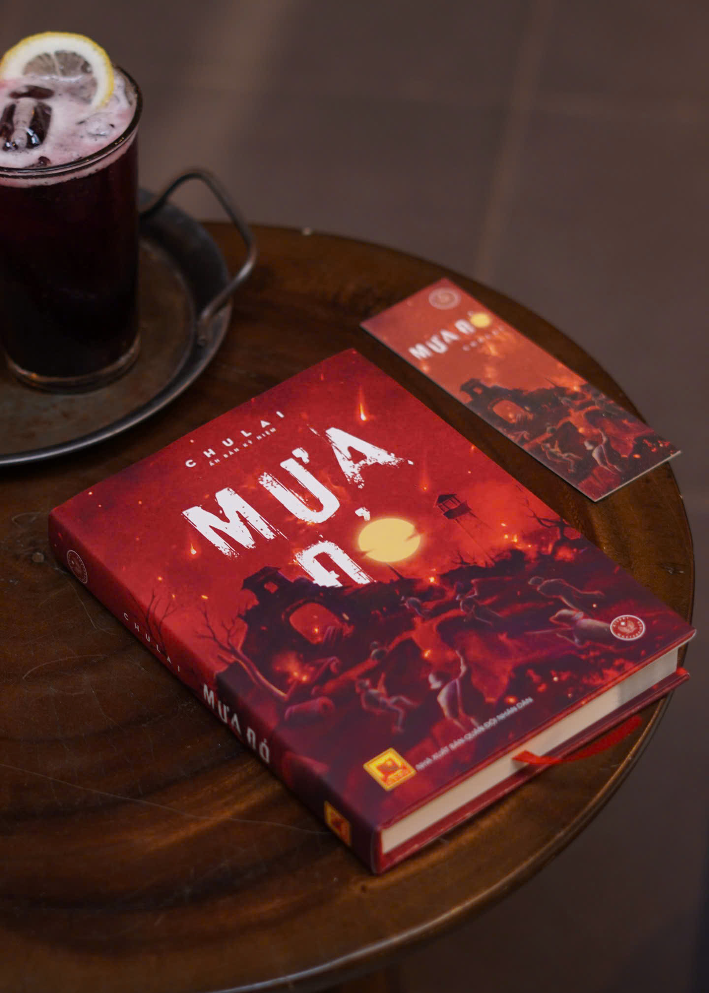 Mưa Đỏ - Ấn Bản Kỷ Niệm - Bìa Cứng - Tặng Kèm Bookmark + Móc Khoá Balo Mũ Cối - Độc Quyền Fahasa - Ảnh 11