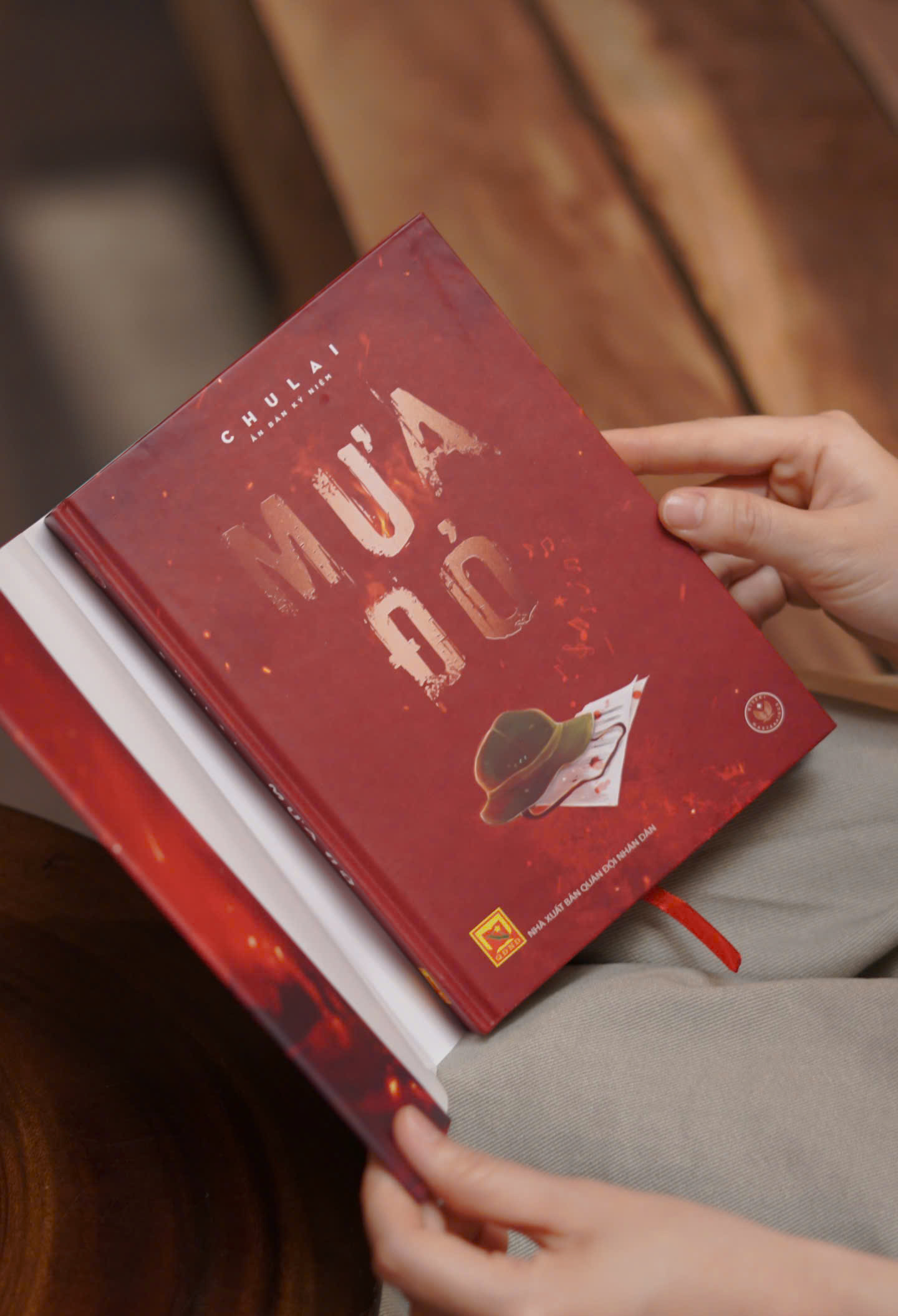 Mưa Đỏ - Ấn Bản Kỷ Niệm - Bìa Cứng - Tặng Kèm Bookmark + Móc Khoá Balo Mũ Cối - Độc Quyền Fahasa - Ảnh 12