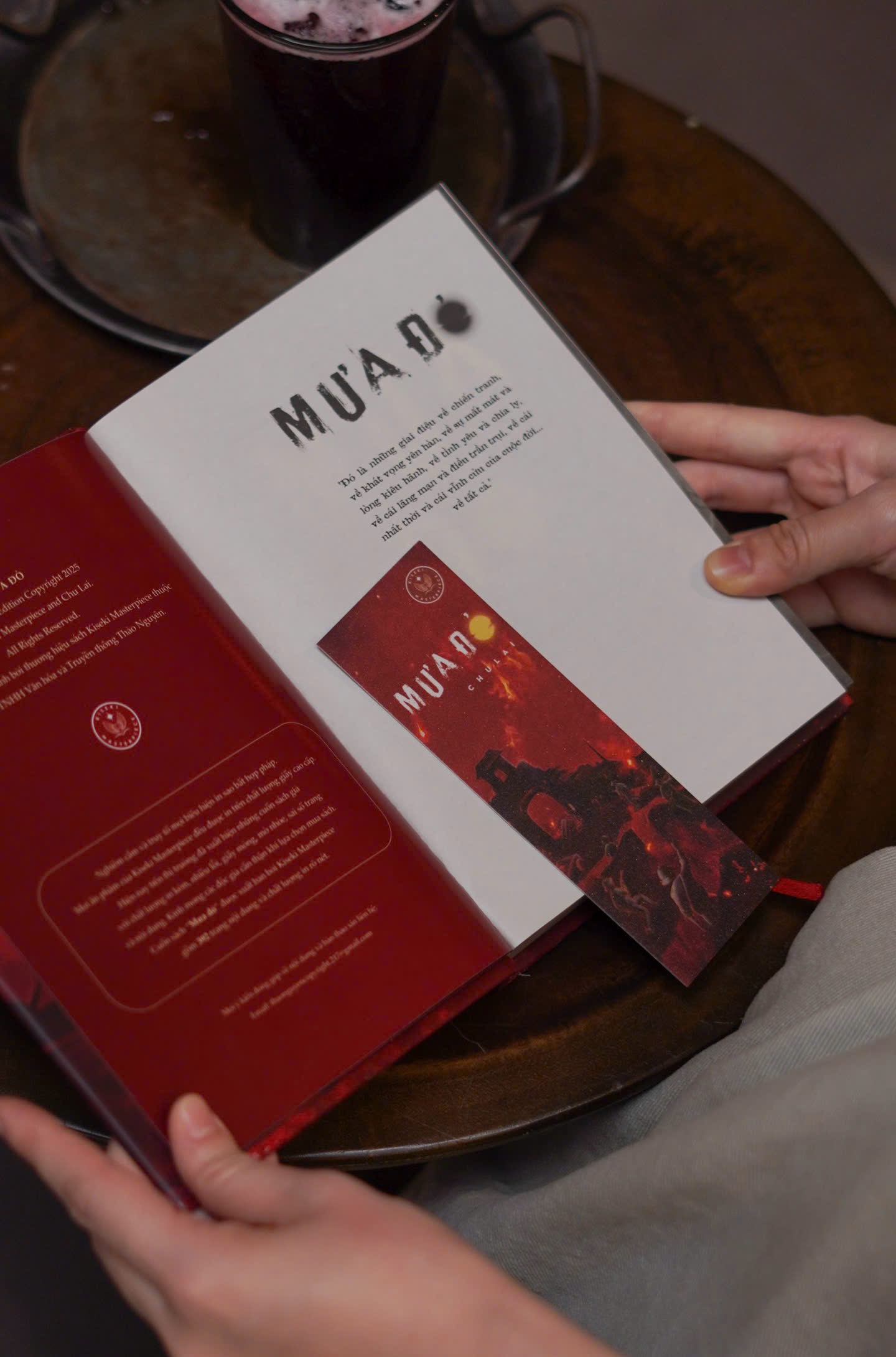 Mưa Đỏ - Ấn Bản Kỷ Niệm - Bìa Cứng - Tặng Kèm Bookmark + Móc Khoá Balo Mũ Cối - Độc Quyền Fahasa - Ảnh 13