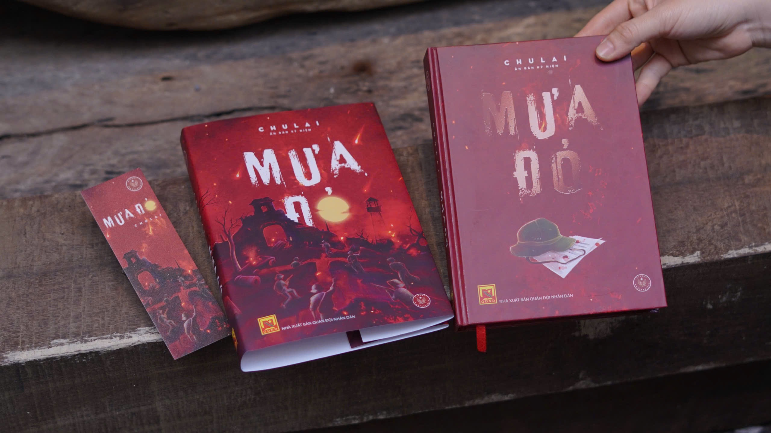 Mưa Đỏ - Ấn Bản Kỷ Niệm - Bìa Cứng - Tặng Kèm Bookmark + Móc Khoá Balo Mũ Cối - Độc Quyền Fahasa - Ảnh 5