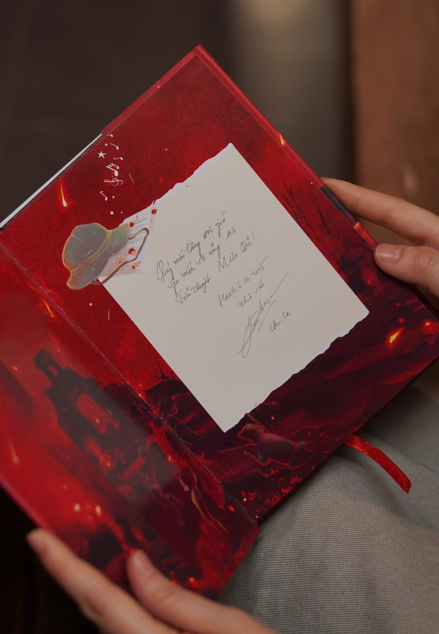 Mưa Đỏ - Ấn Bản Kỷ Niệm - Bìa Cứng - Tặng Kèm Bookmark + Móc Khoá Balo Mũ Cối - Độc Quyền Fahasa - Ảnh 6