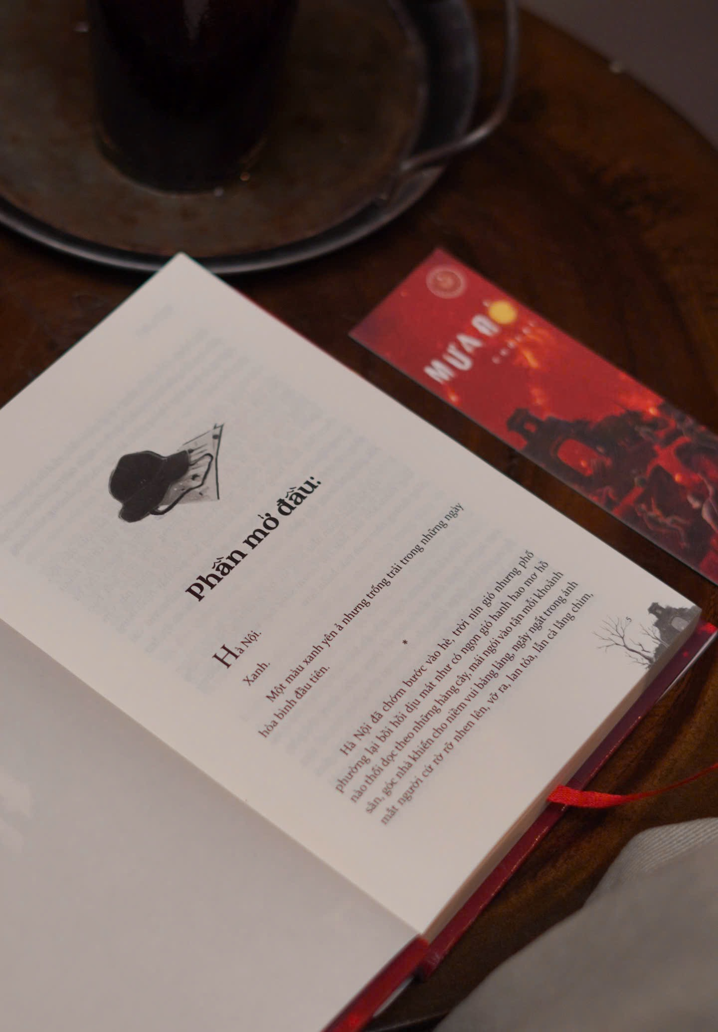 Mưa Đỏ - Ấn Bản Kỷ Niệm - Bìa Cứng - Tặng Kèm Bookmark + Móc Khoá Balo Mũ Cối - Độc Quyền Fahasa - Ảnh 7