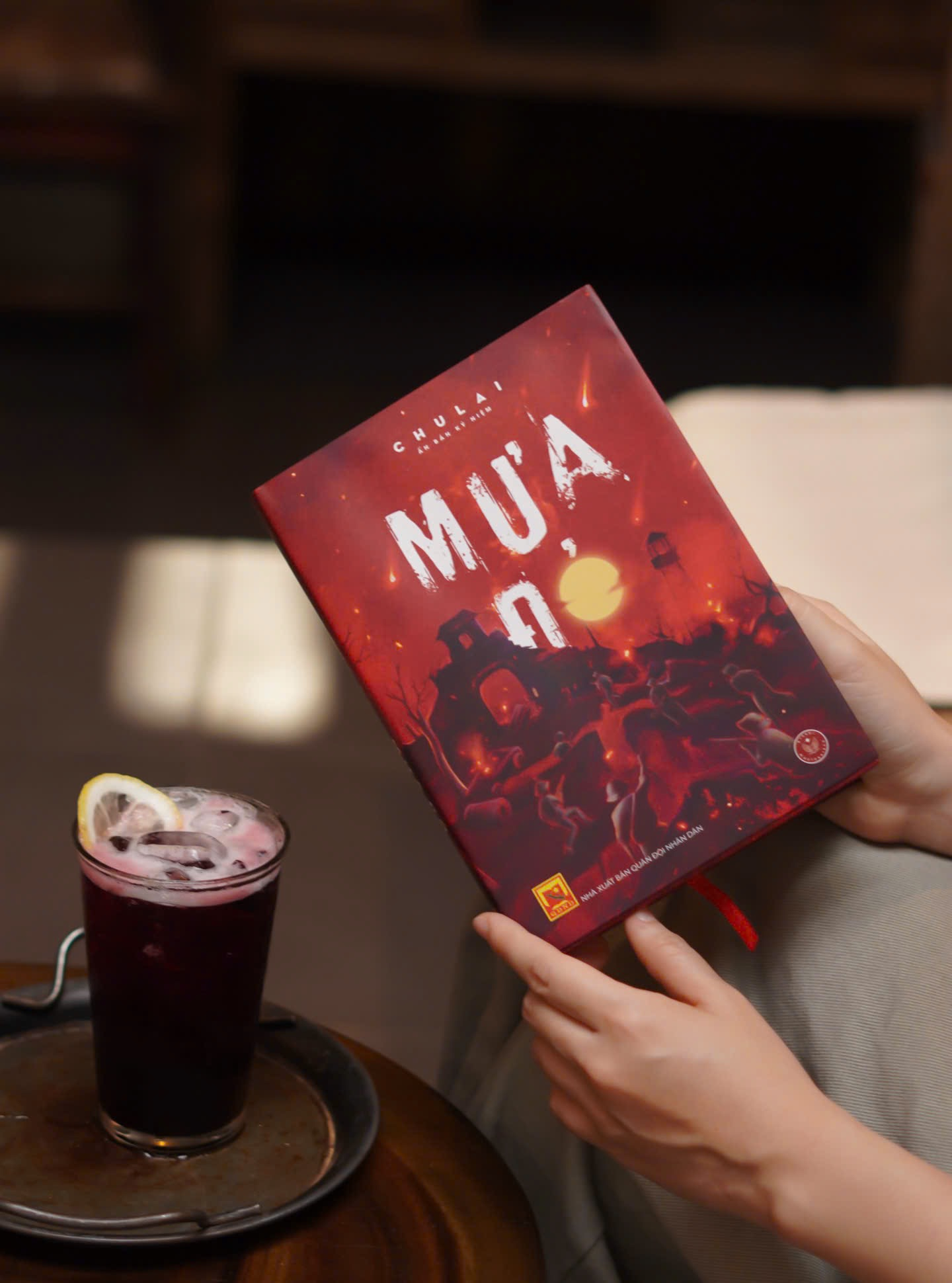 Mưa Đỏ - Ấn Bản Kỷ Niệm - Bìa Cứng - Tặng Kèm Bookmark + Móc Khoá Balo Mũ Cối - Độc Quyền Fahasa - Ảnh 8