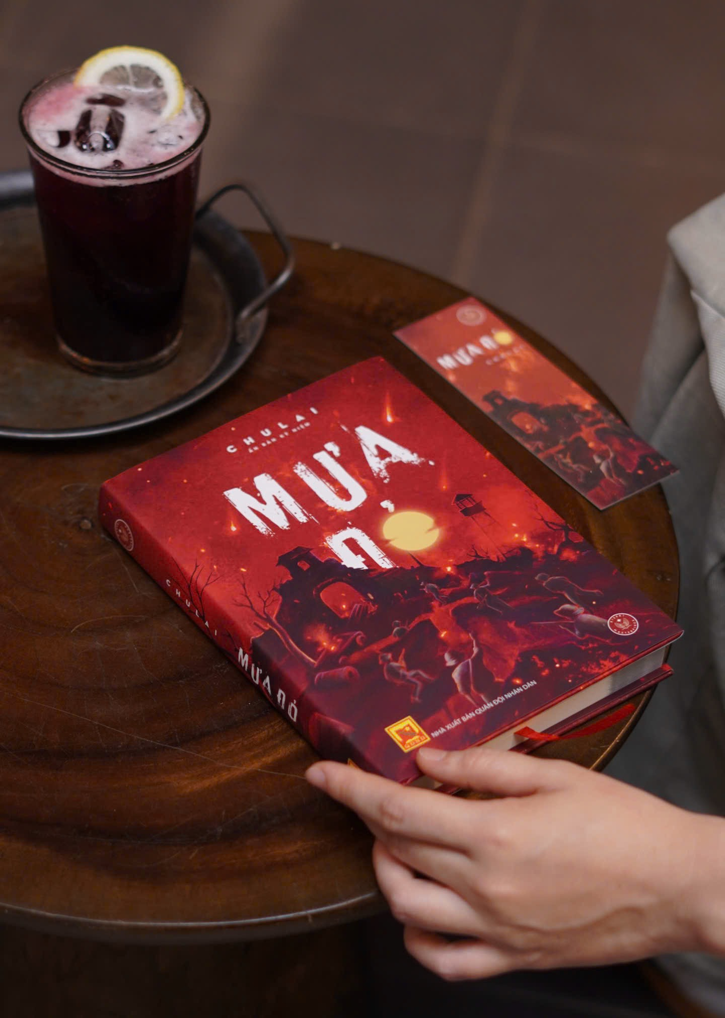 Mưa Đỏ - Ấn Bản Kỷ Niệm - Bìa Cứng - Tặng Kèm Bookmark + Móc Khoá Balo Mũ Cối - Độc Quyền Fahasa - Ảnh 9