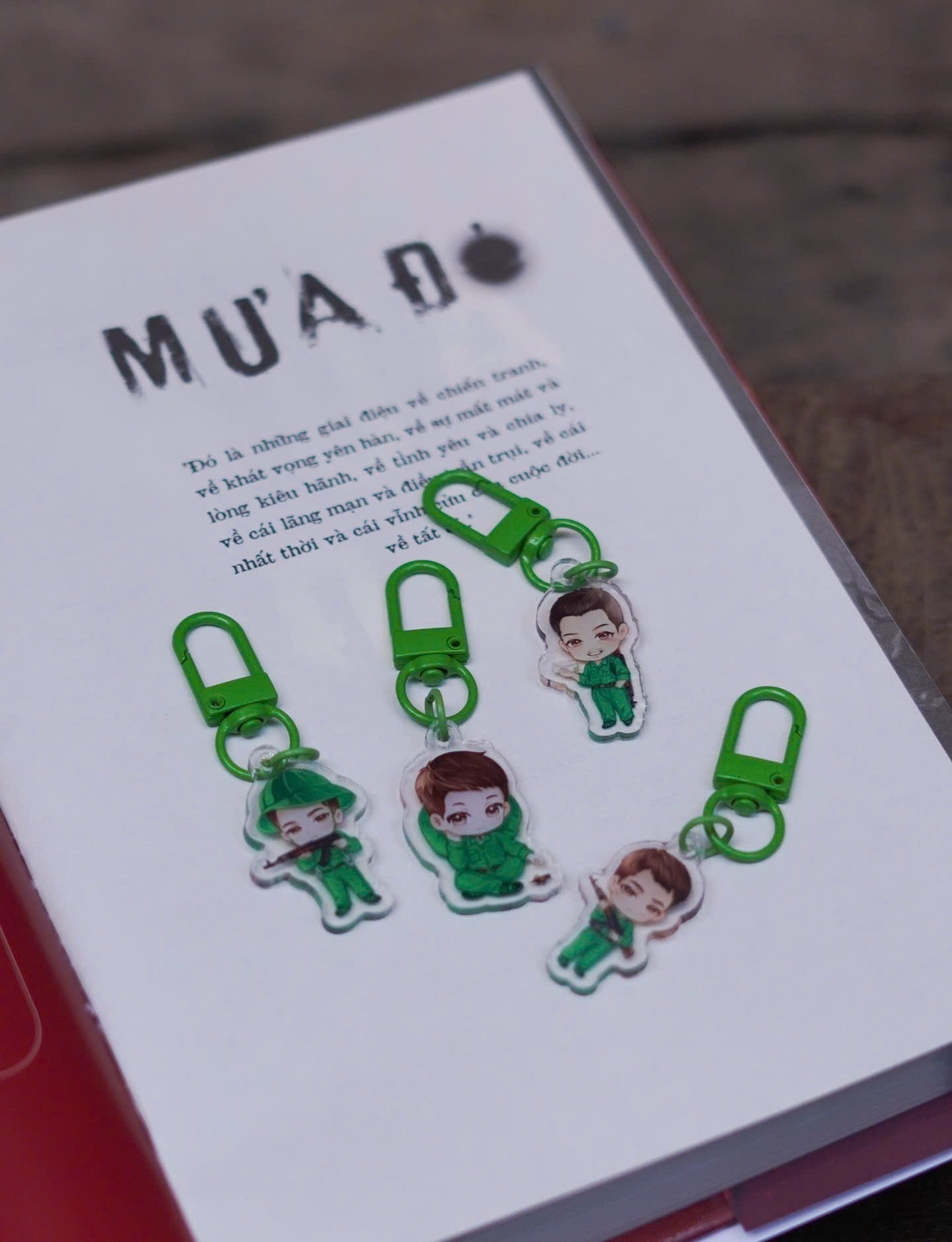 Mưa Đỏ - Ấn Bản Kỷ Niệm - Bìa Cứng - Tặng Kèm Bookmark + Móc Khoá Phone Charm Chibi Hình Tiểu Đội 1 Random 1 Trong 7 Mẫu - Ảnh 13