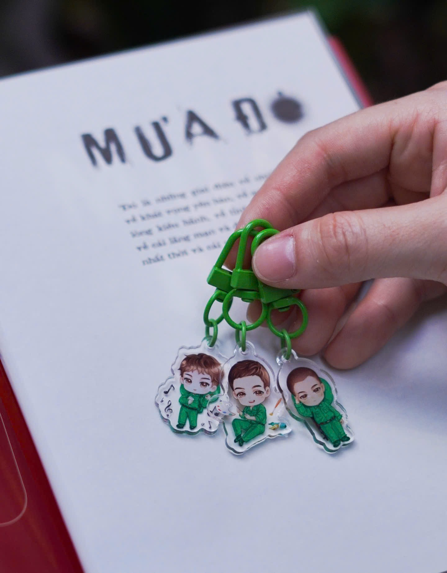 Mưa Đỏ - Ấn Bản Kỷ Niệm - Bìa Cứng - Tặng Kèm Bookmark + Móc Khoá Phone Charm Chibi Hình Tiểu Đội 1 Random 1 Trong 7 Mẫu - Ảnh 17