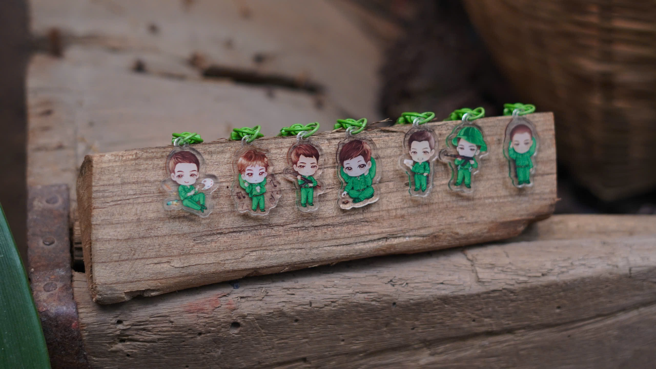 Mưa Đỏ - Ấn Bản Kỷ Niệm - Bìa Cứng - Tặng Kèm Bookmark + Móc Khoá Phone Charm Chibi Hình Tiểu Đội 1 Random 1 Trong 7 Mẫu - Ảnh 3