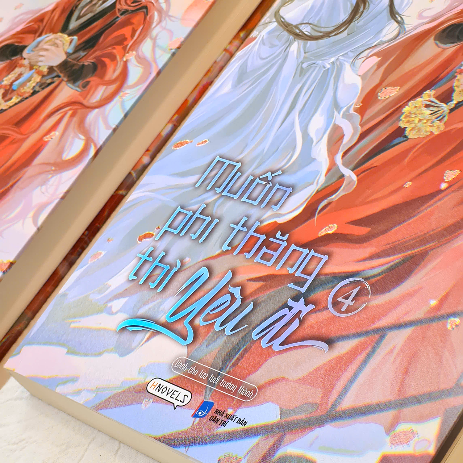 muốn phi thăng thì yêu đi - tập 4 - bản đặc biệt - bìa cứng - tặng kèm 1 bookmark tròn hai mặt + 2 card pvc + 1 mini poster holo + 1 standee chibi - Ảnh 5