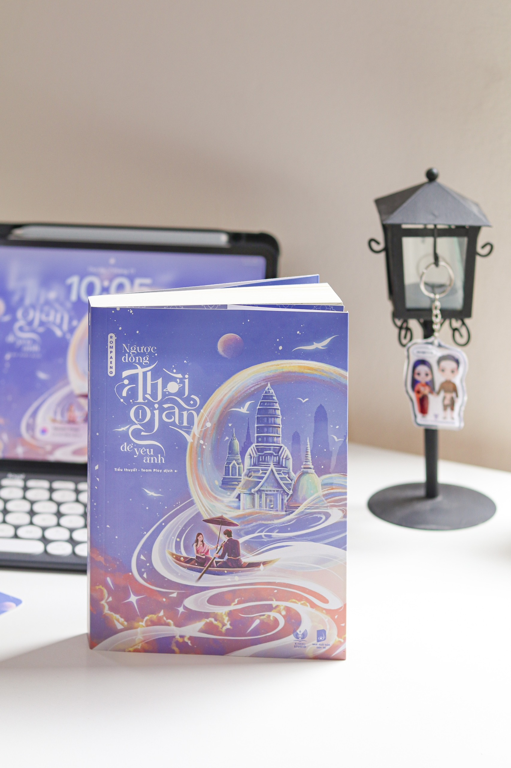 ngược dòng thời gian để yêu anh - tập 1 - bản đặc biệt - tặng kèm bookmark ivory in 2 mặt + móc khóa - Ảnh 3