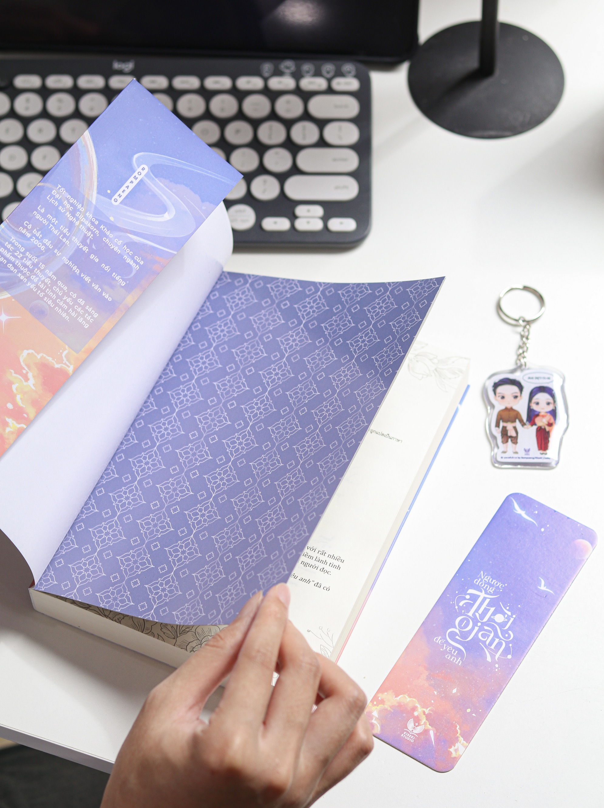 ngược dòng thời gian để yêu anh - tập 1 - bản đặc biệt - tặng kèm bookmark ivory in 2 mặt + móc khóa - Ảnh 6
