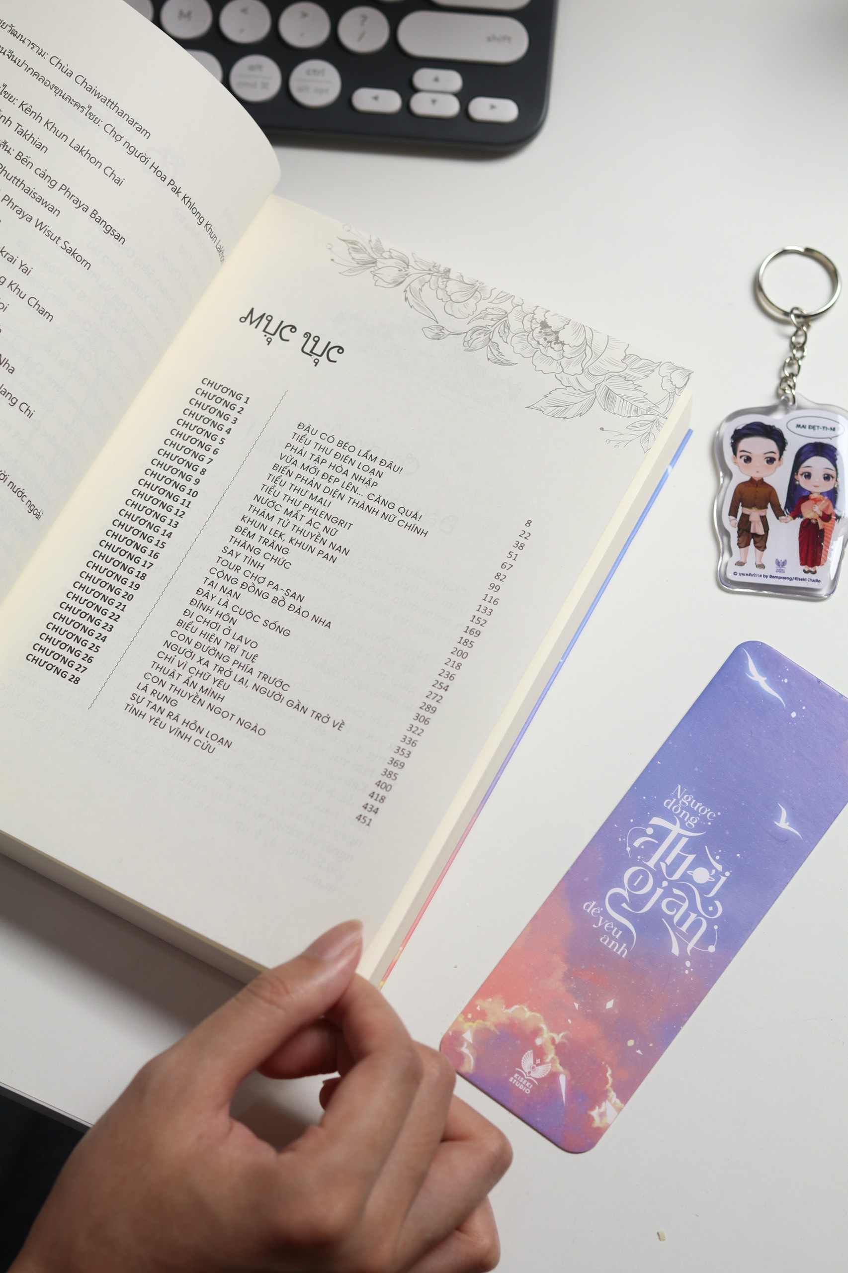 ngược dòng thời gian để yêu anh - tập 1 - bản đặc biệt - tặng kèm bookmark ivory in 2 mặt + móc khóa - Ảnh 7