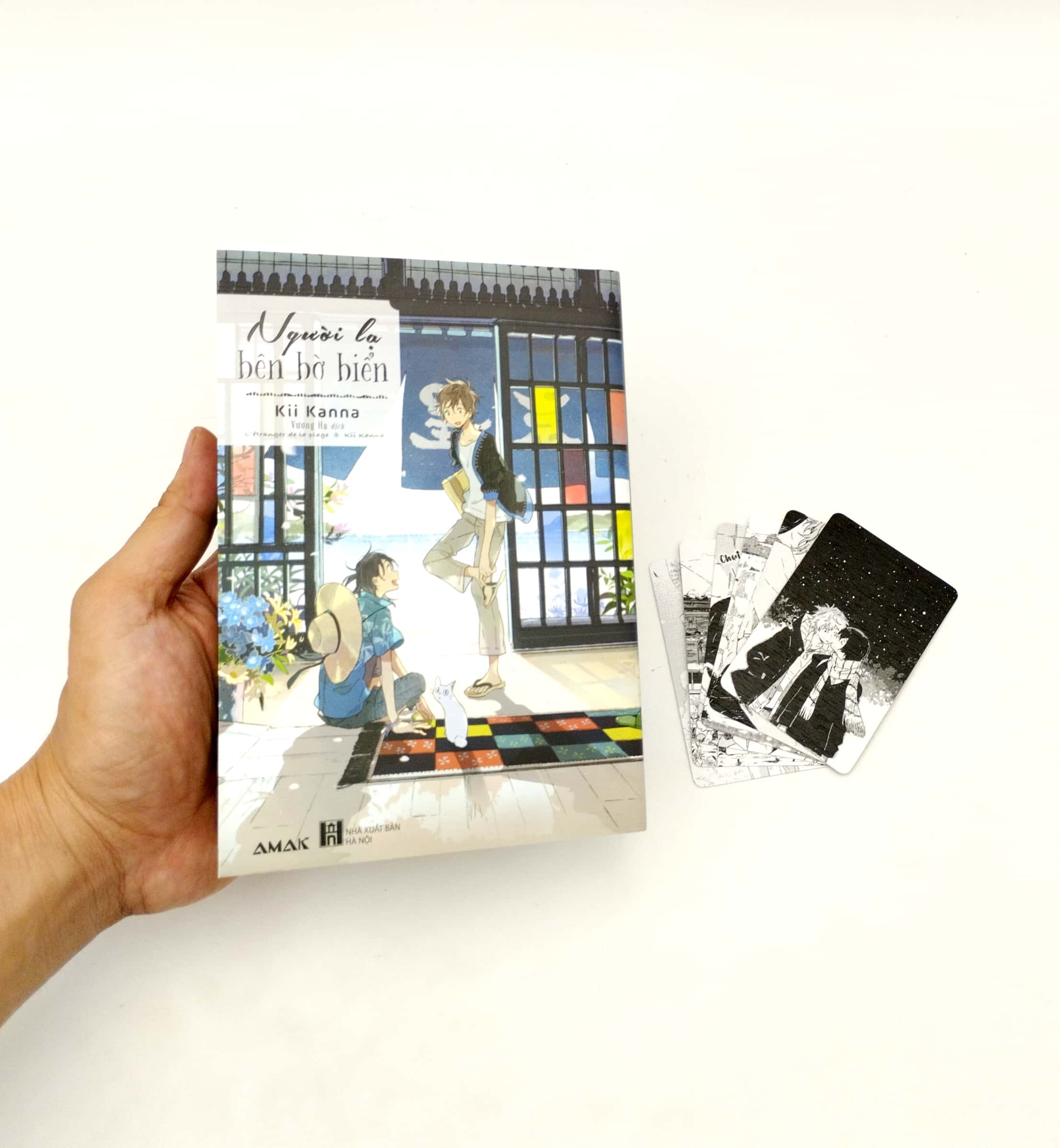 người lạ bên bờ biển - tặng kèm bookmark + postcard + bộ 6 card bo góc cán màng kim tuyến (tái bản 2022) - Ảnh 15