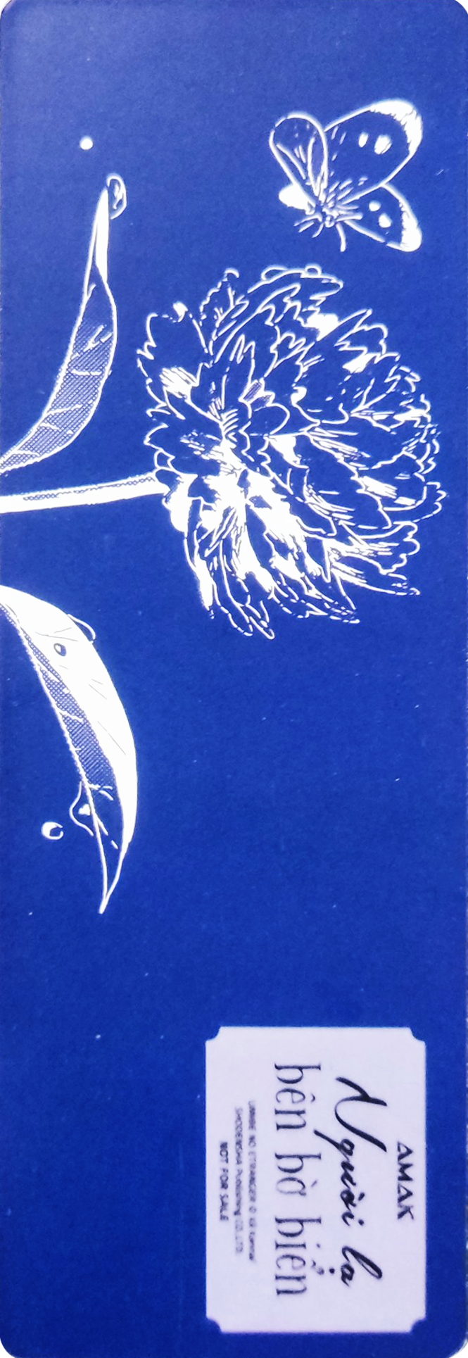 người lạ bên bờ biển - tặng kèm bookmark + postcard + bộ 6 card bo góc cán màng kim tuyến (tái bản 2022) - Ảnh 3