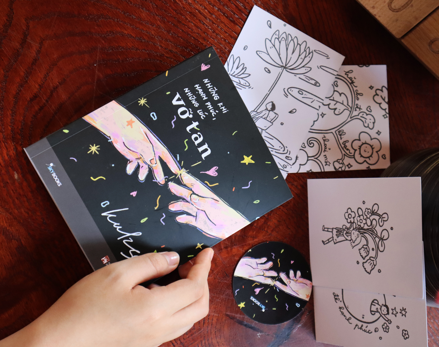 những khi hạnh phúc, những lúc vỡ tan - bản đặc biệt - tặng kèm 1 bookmark + 10 postcard tô màu - Ảnh 6