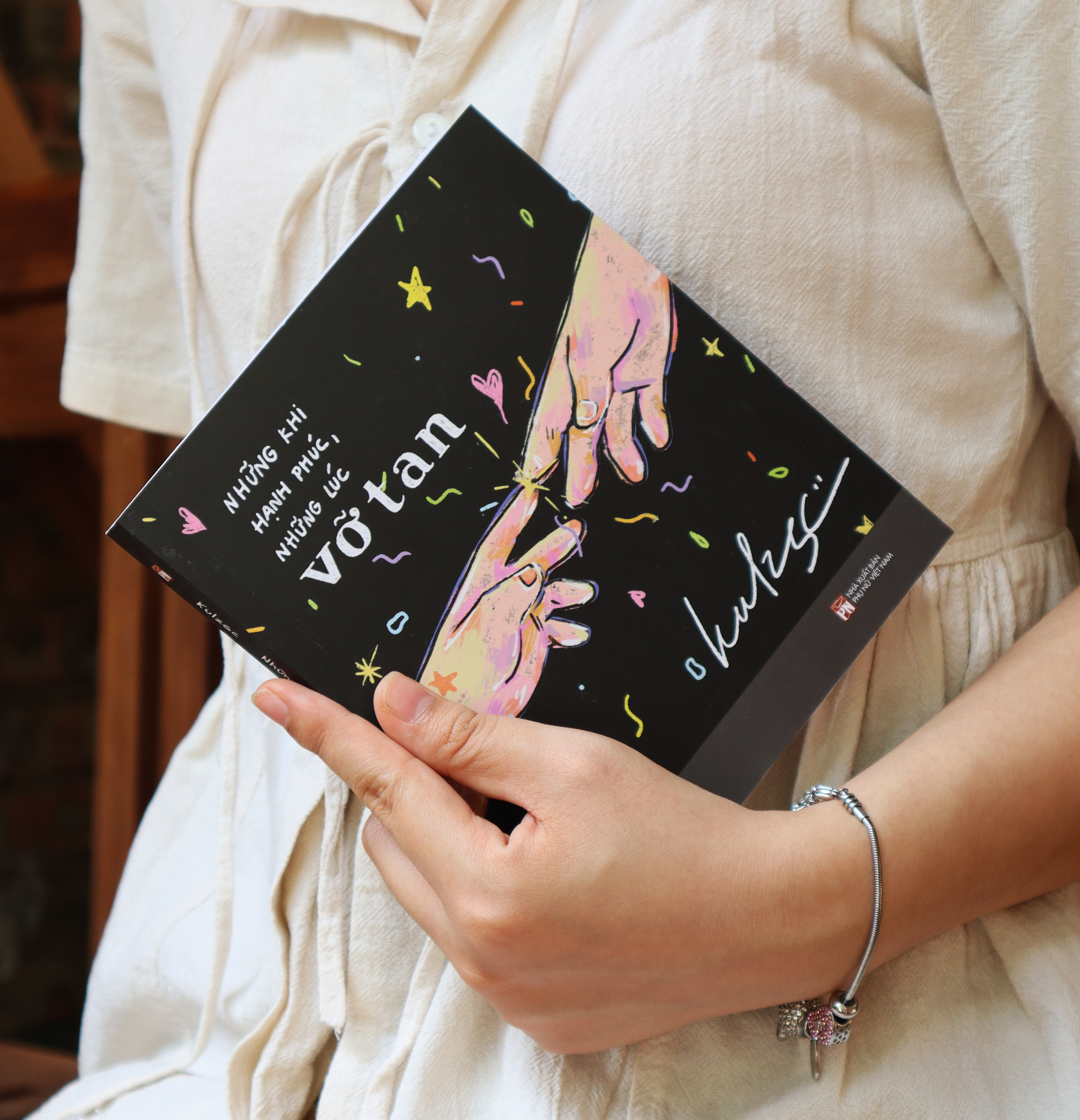 những khi hạnh phúc, những lúc vỡ tan - bản đặc biệt - tặng kèm 1 bookmark + 10 postcard tô màu - Ảnh 7