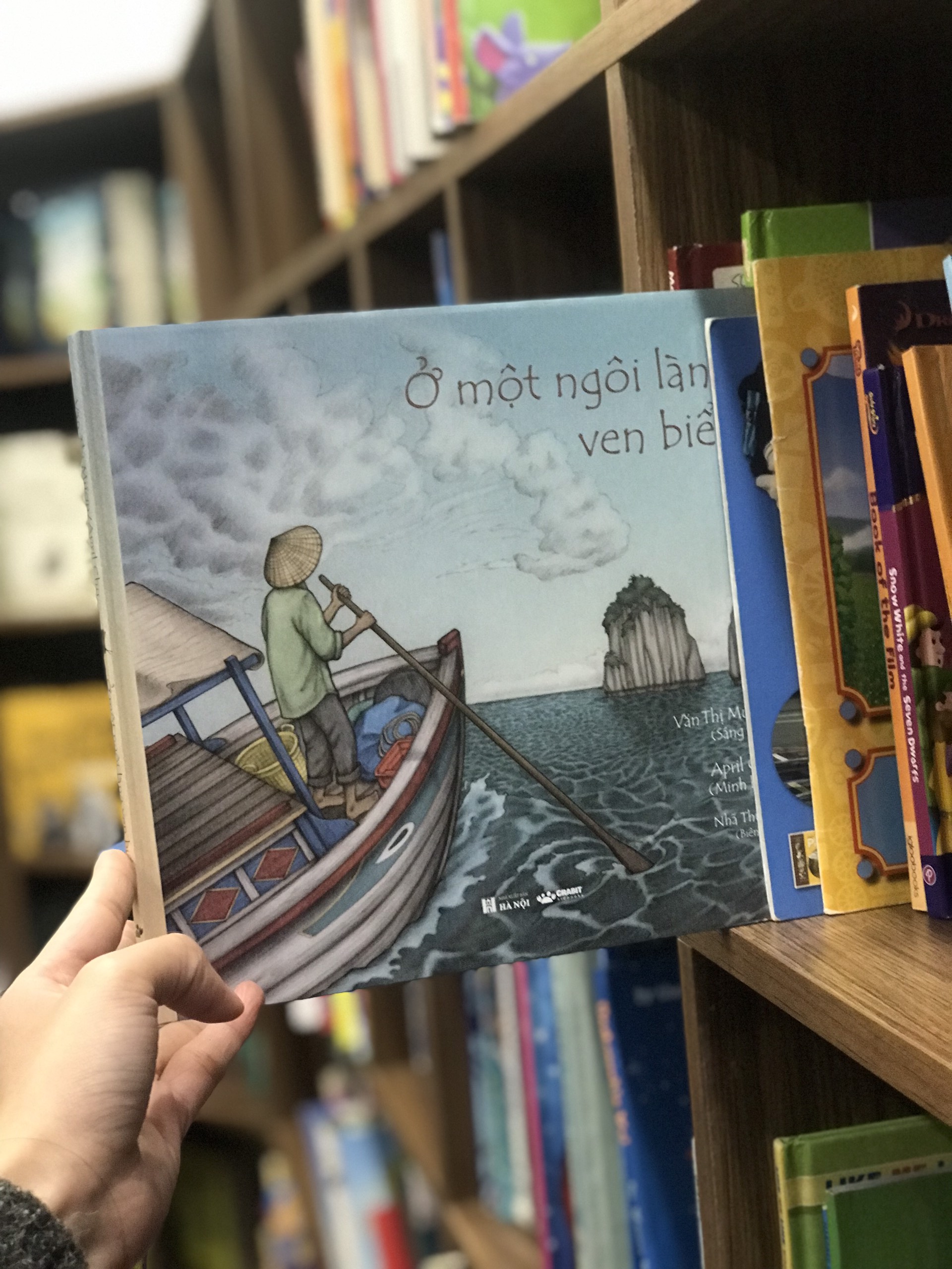 ở một ngôi làng ven biển - bìa cứng - Ảnh 8