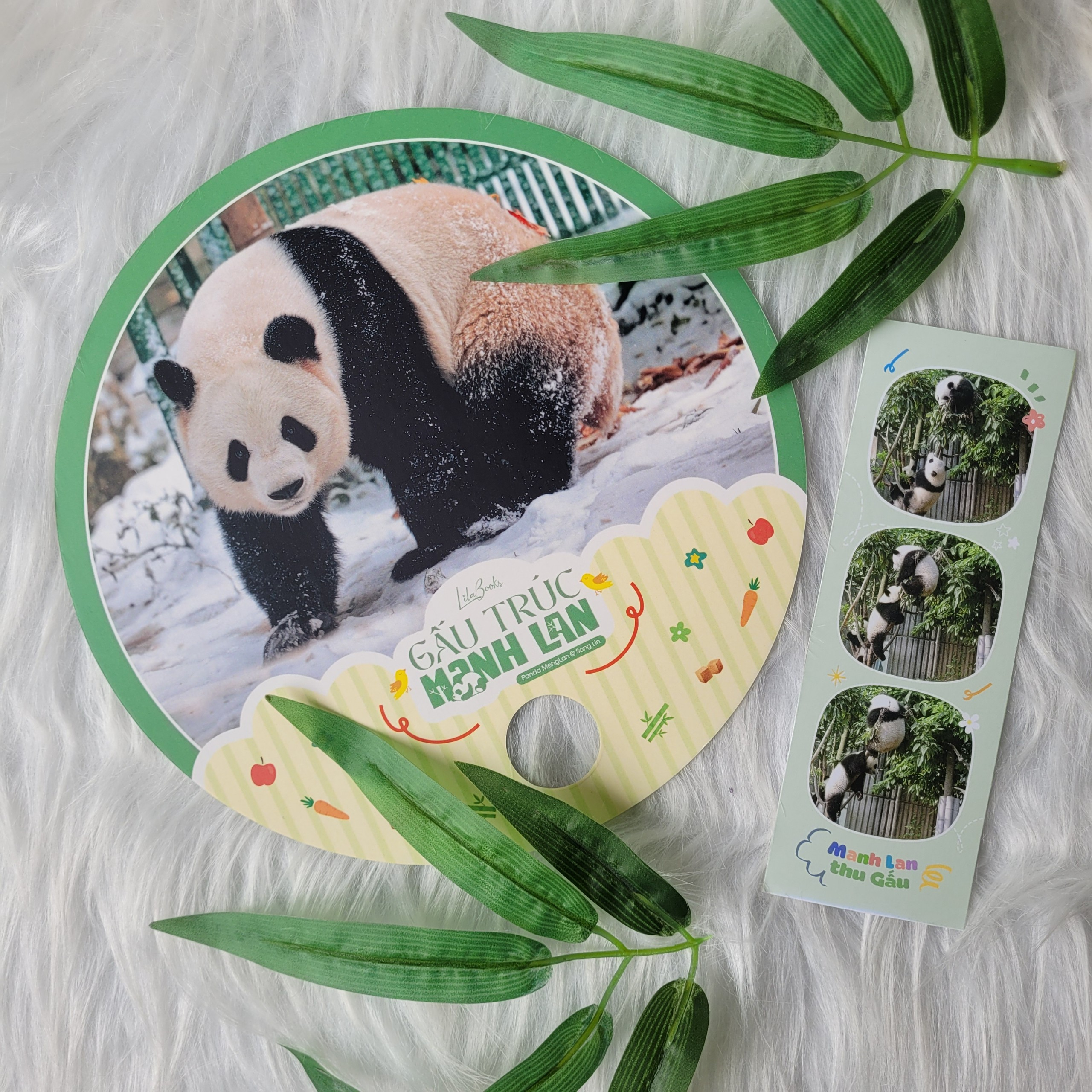 panda menglan - manh lan truyện - gấu trúc manh lan - tặng kèm 1 bookmark bế hình que kem + 1 bookmark vé vào cửa vườn thú + 1 photostrip + 2 postcard giấy ghi nợ + 2 sticker + 1 quạt tròn không cán cầm tay - Ảnh 4