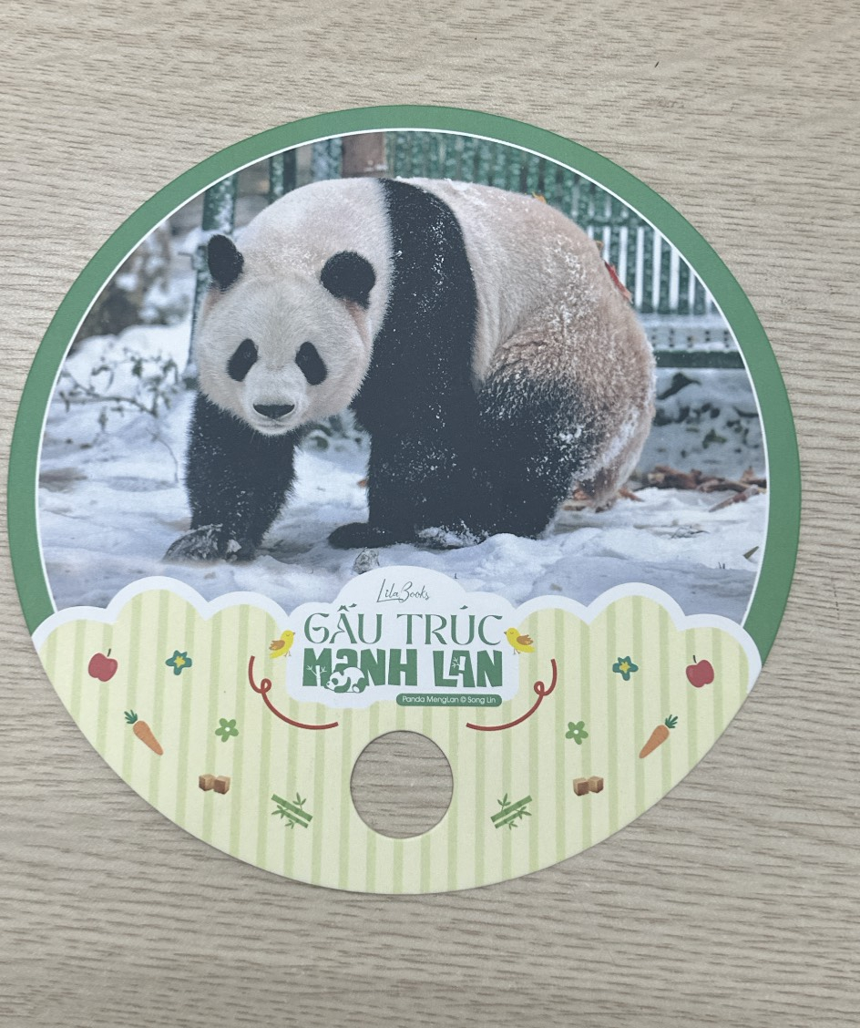 panda menglan - manh lan truyện - gấu trúc manh lan - tặng kèm 1 bookmark bế hình que kem + 1 bookmark vé vào cửa vườn thú + 1 photostrip + 2 postcard giấy ghi nợ + 2 sticker + 1 quạt tròn không cán cầm tay - Ảnh 5