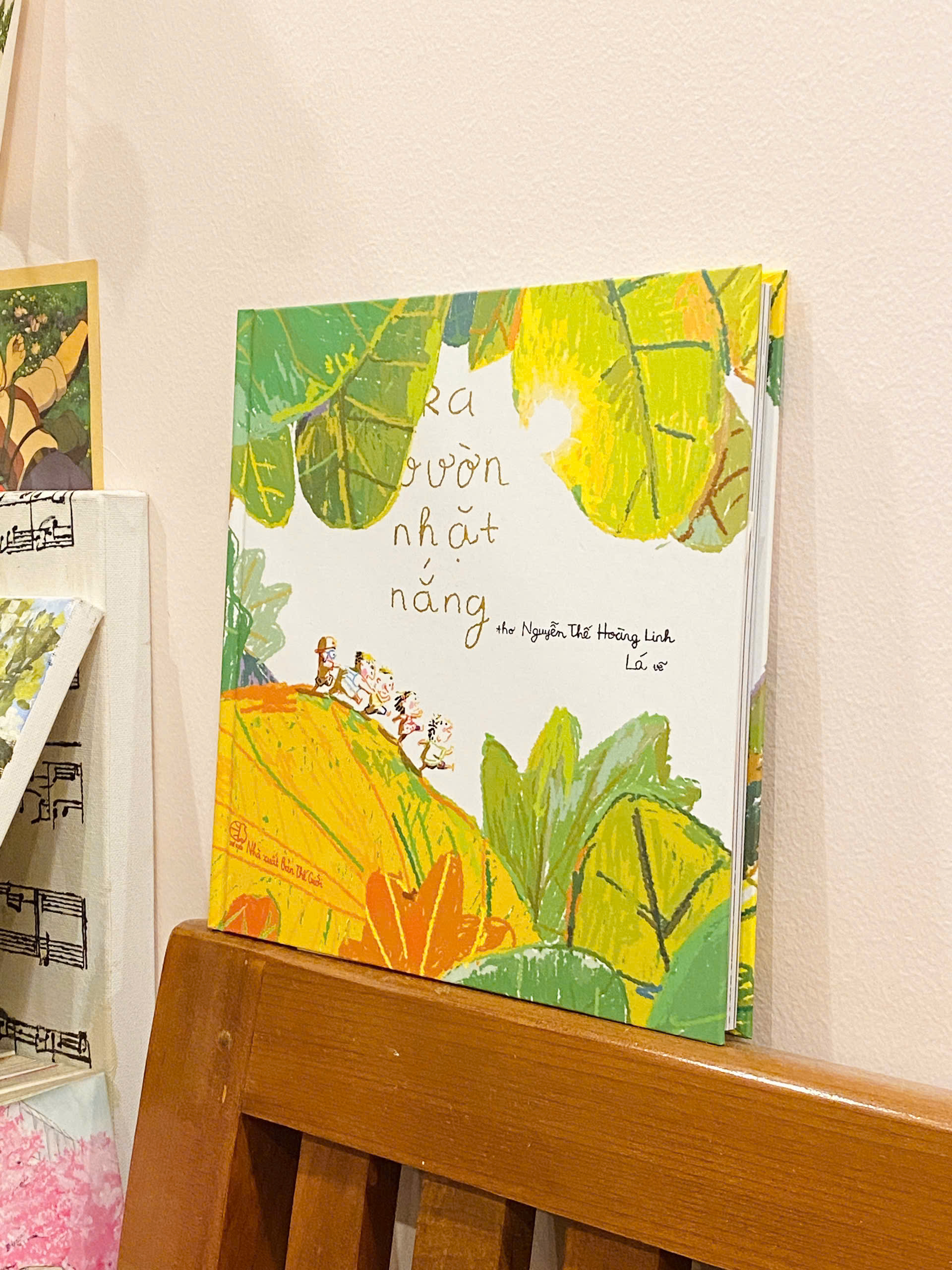 ra vườn nhặt nắng - bản đặc biệt - bìa cứng - tặng kèm postcard + thời khóa biểu - Ảnh 3