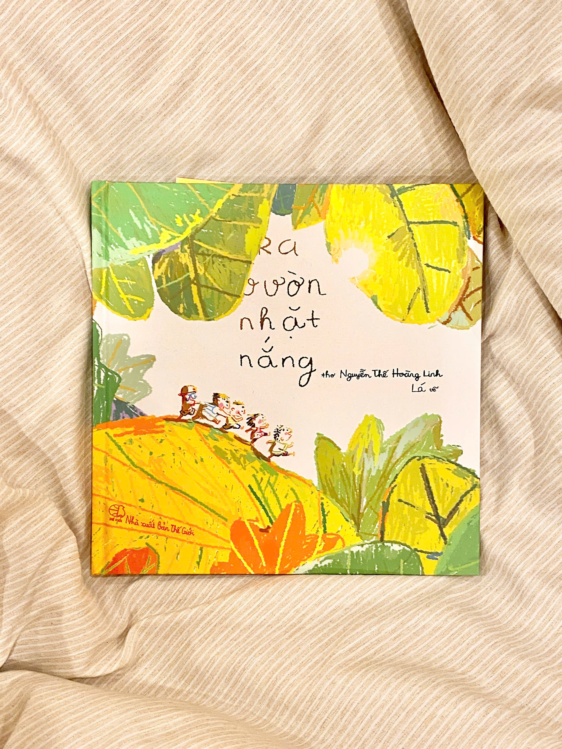 ra vườn nhặt nắng - bản đặc biệt - bìa cứng - tặng kèm postcard + thời khóa biểu - Ảnh 5