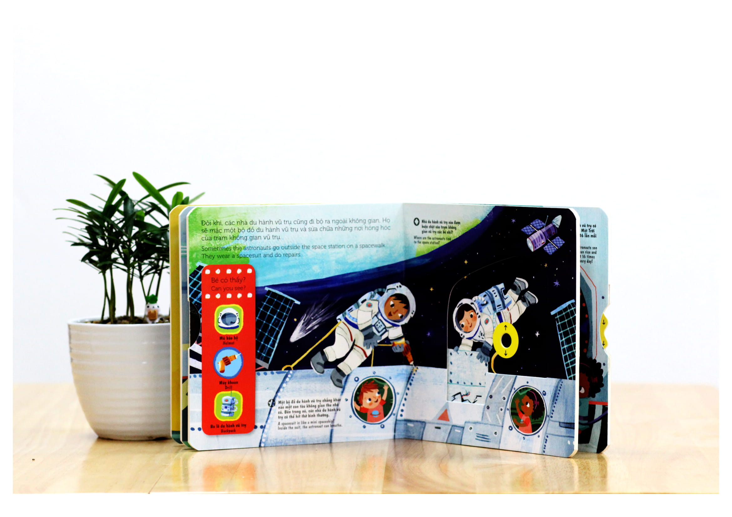 sách chuyển động - first explorers - astronauts - nhà du hành vũ trụ - Ảnh 2