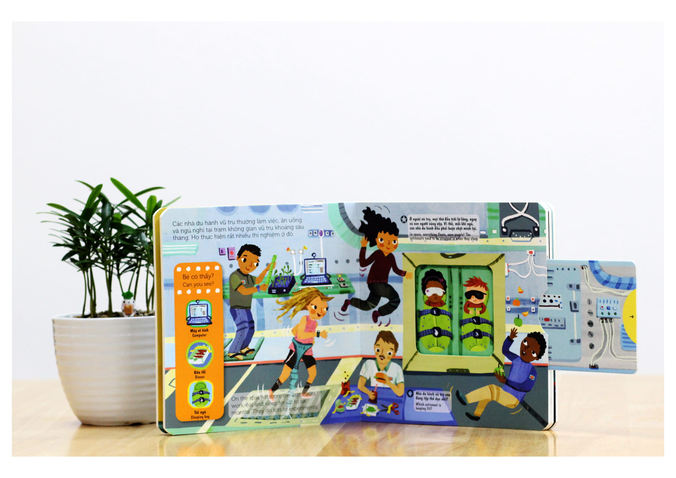 sách chuyển động - first explorers - astronauts - nhà du hành vũ trụ - Ảnh 3