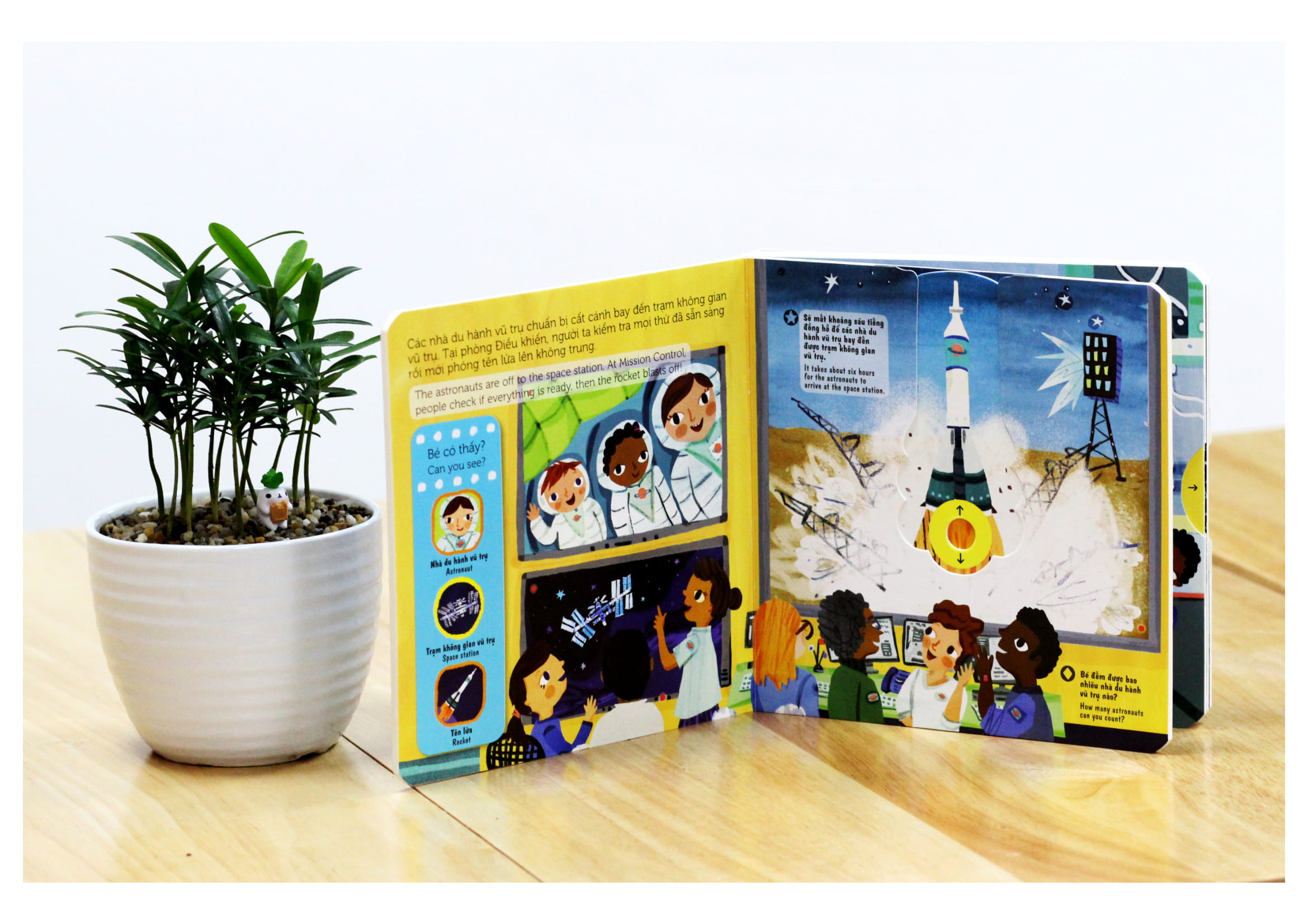 sách chuyển động - first explorers - astronauts - nhà du hành vũ trụ - Ảnh 4