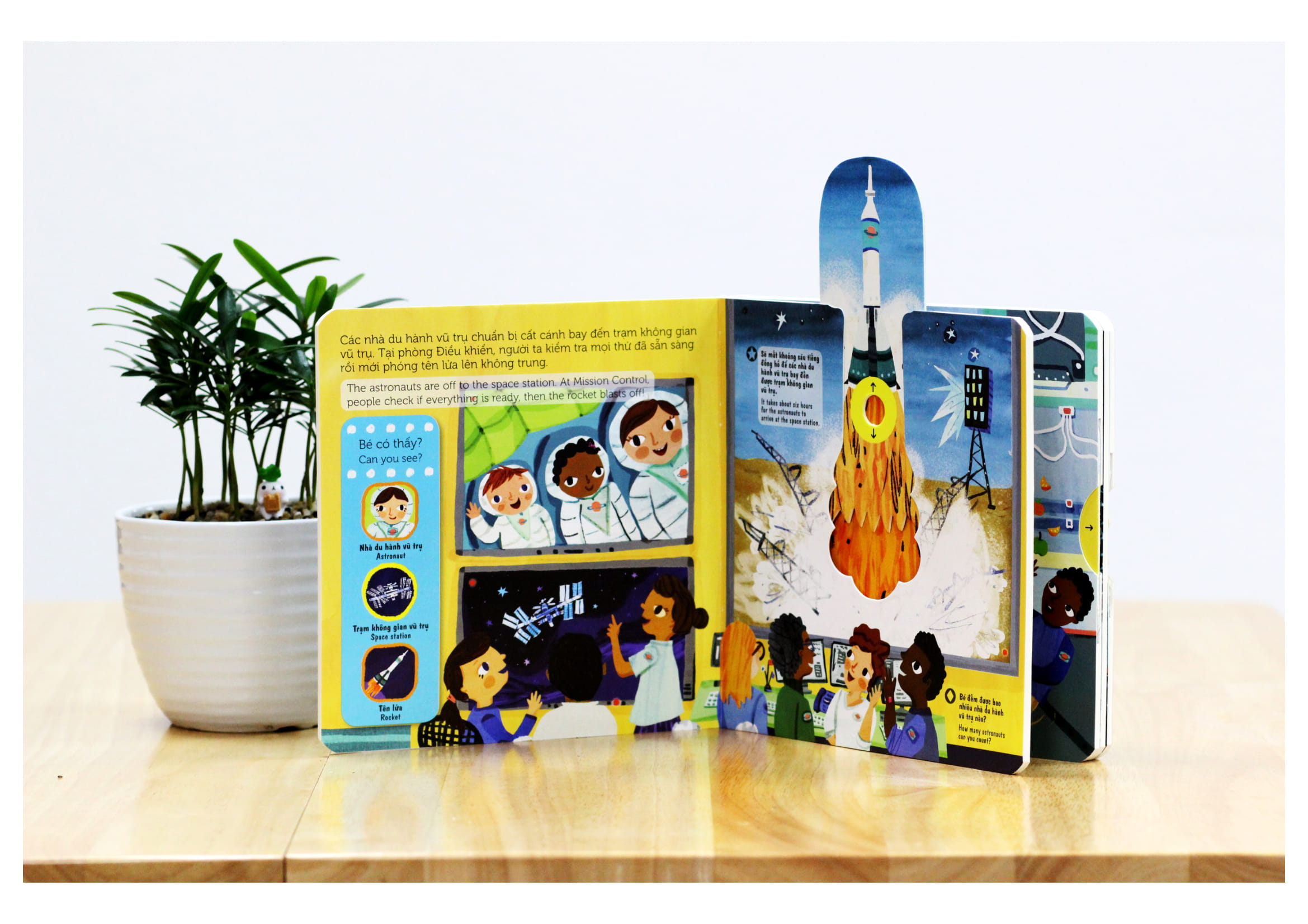 sách chuyển động - first explorers - astronauts - nhà du hành vũ trụ - Ảnh 5