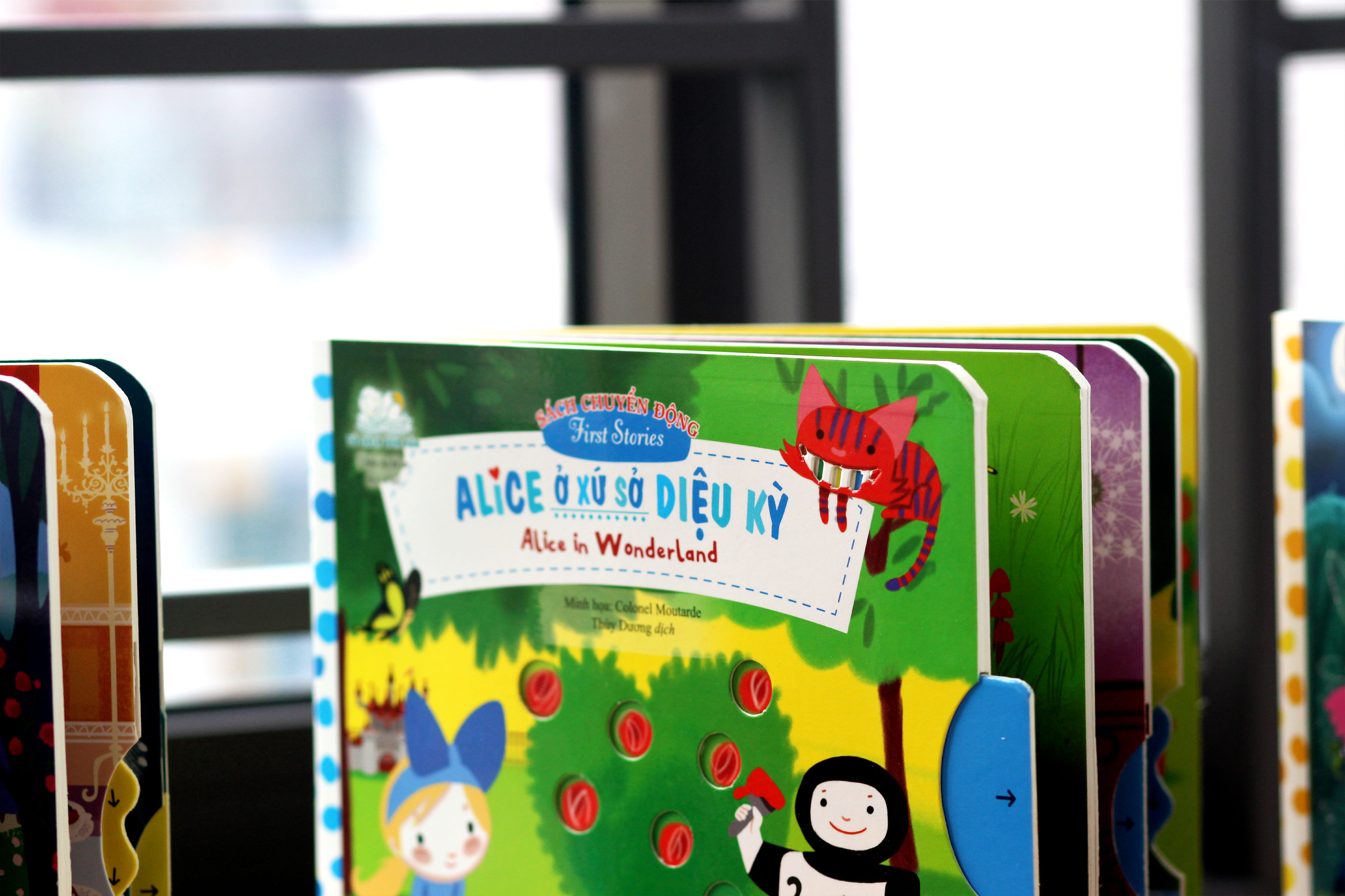 sách chuyển động - first stories - alice in wonderland - alice ở xứ sở diệu kỳ - Ảnh 6