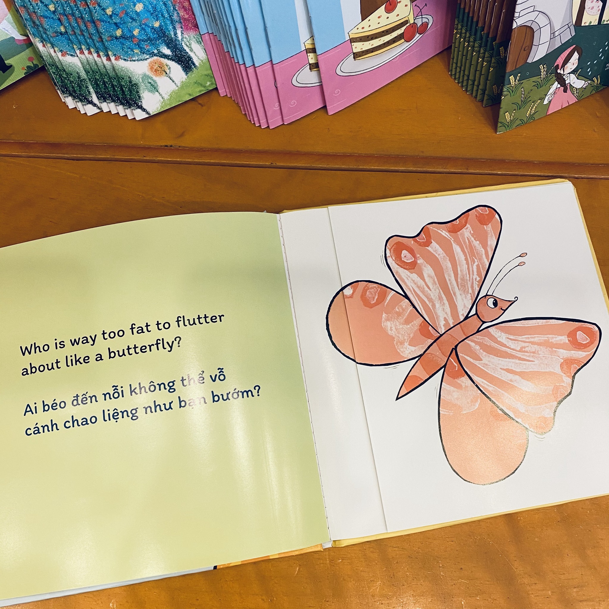 sách đố vui lật giở song ngữ - đoán xem ai? - bìa cứng - Ảnh 6