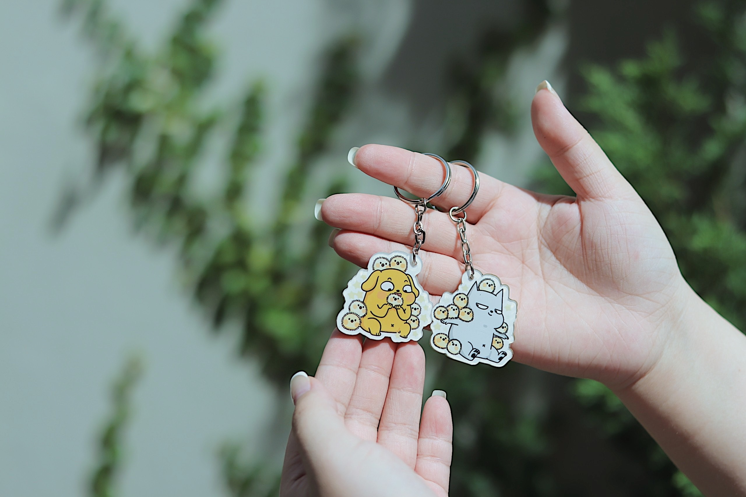 sách tô màu - vàng xám và những ngày xanh - bản đặc biệt - tặng kèm sticker + postcard + móc khóa ngẫu nhiên 1 trong 2 mẫu - Ảnh 7