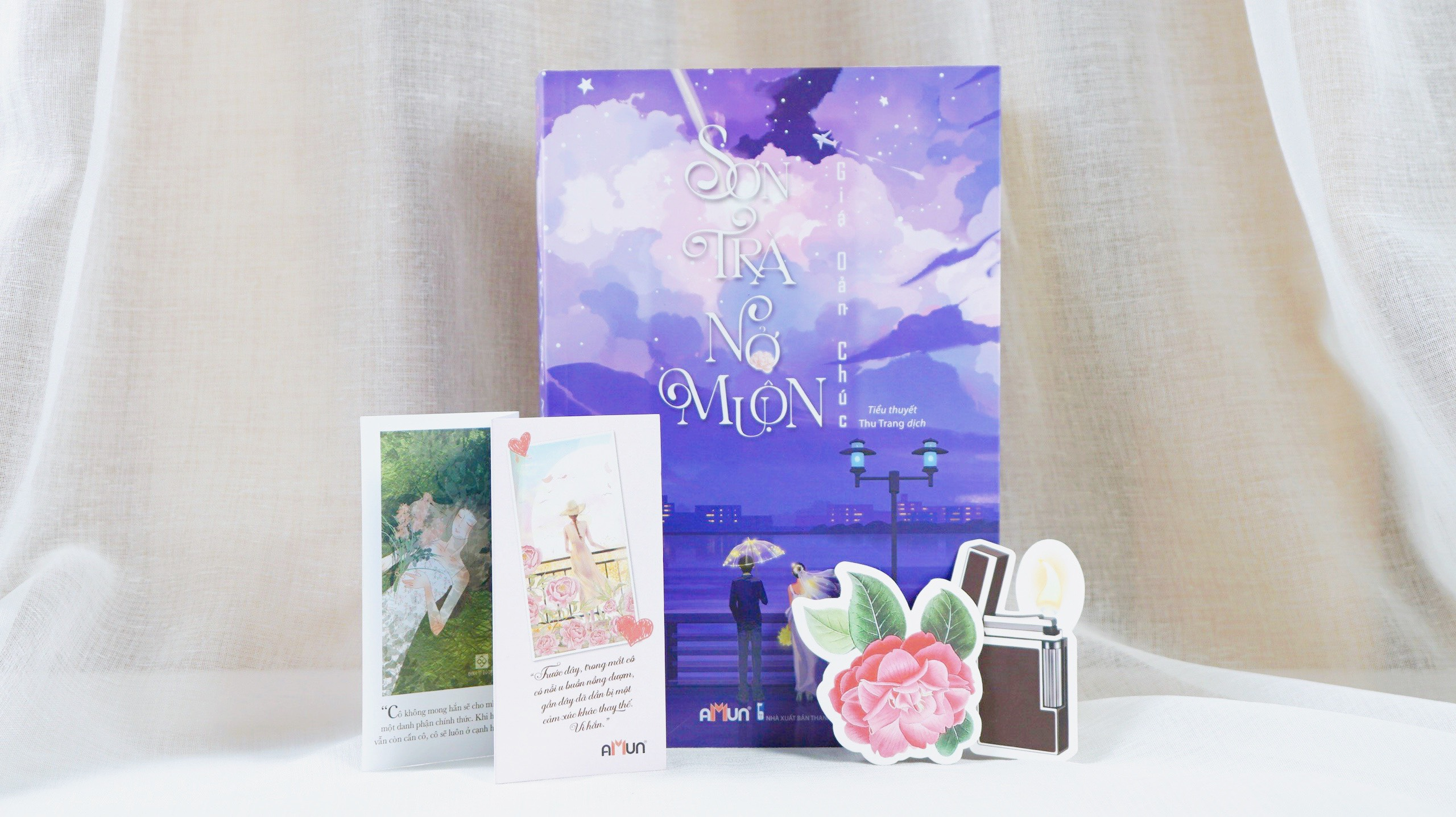 sơn trà nở muộn - tặng kèm 1 bookmark hoa sơn trà + 1 bookmark chiếc bật lửa + 1 postcard - Ảnh 11