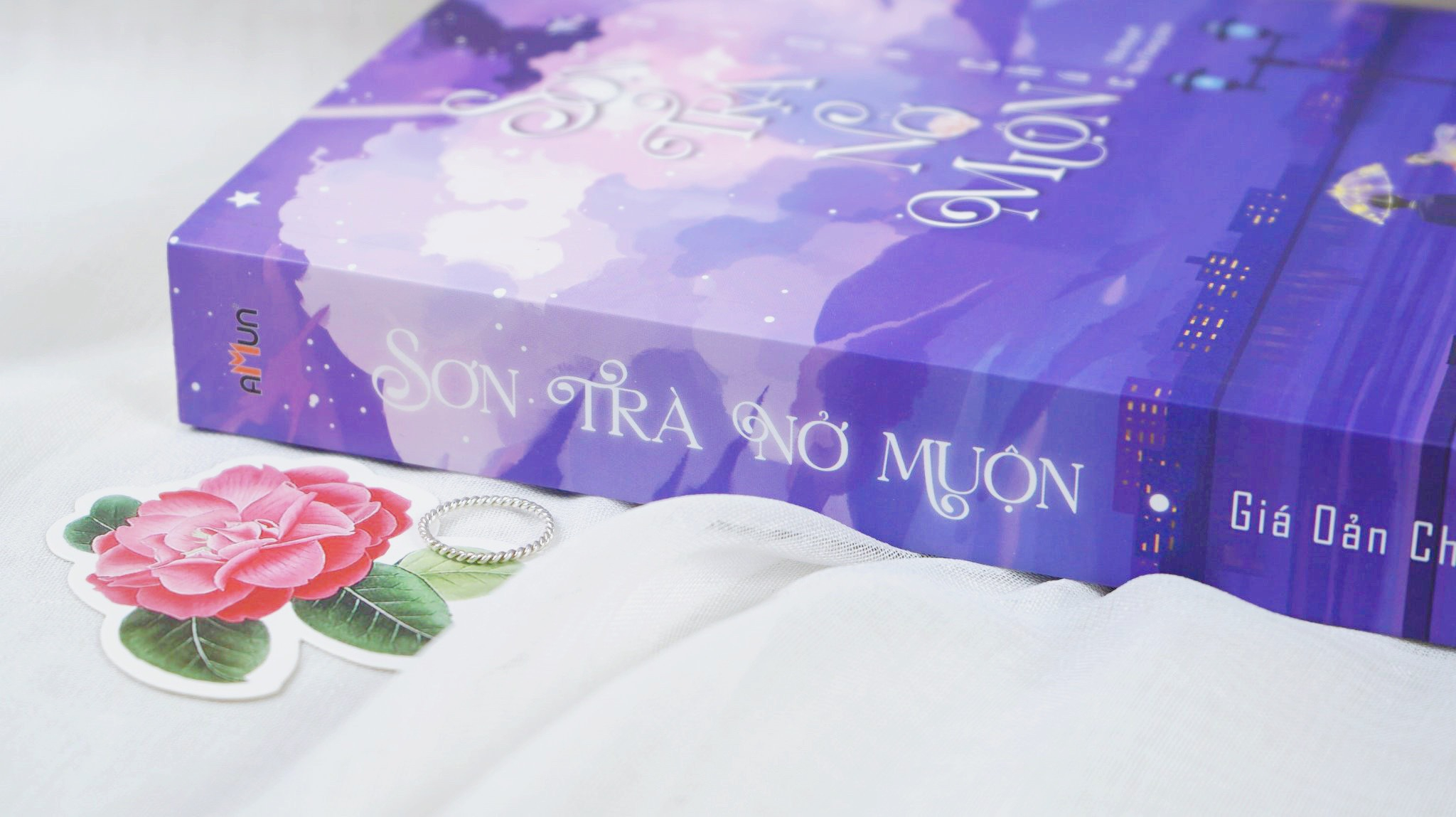 sơn trà nở muộn - tặng kèm 1 bookmark hoa sơn trà + 1 bookmark chiếc bật lửa + 1 postcard - Ảnh 13