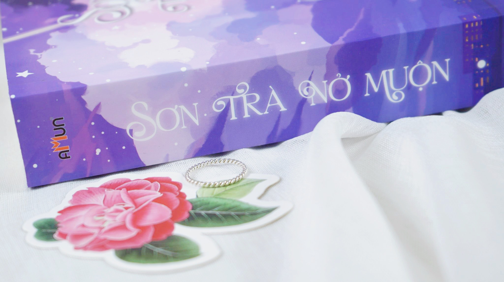 sơn trà nở muộn - tặng kèm 1 bookmark hoa sơn trà + 1 bookmark chiếc bật lửa + 1 postcard - Ảnh 17