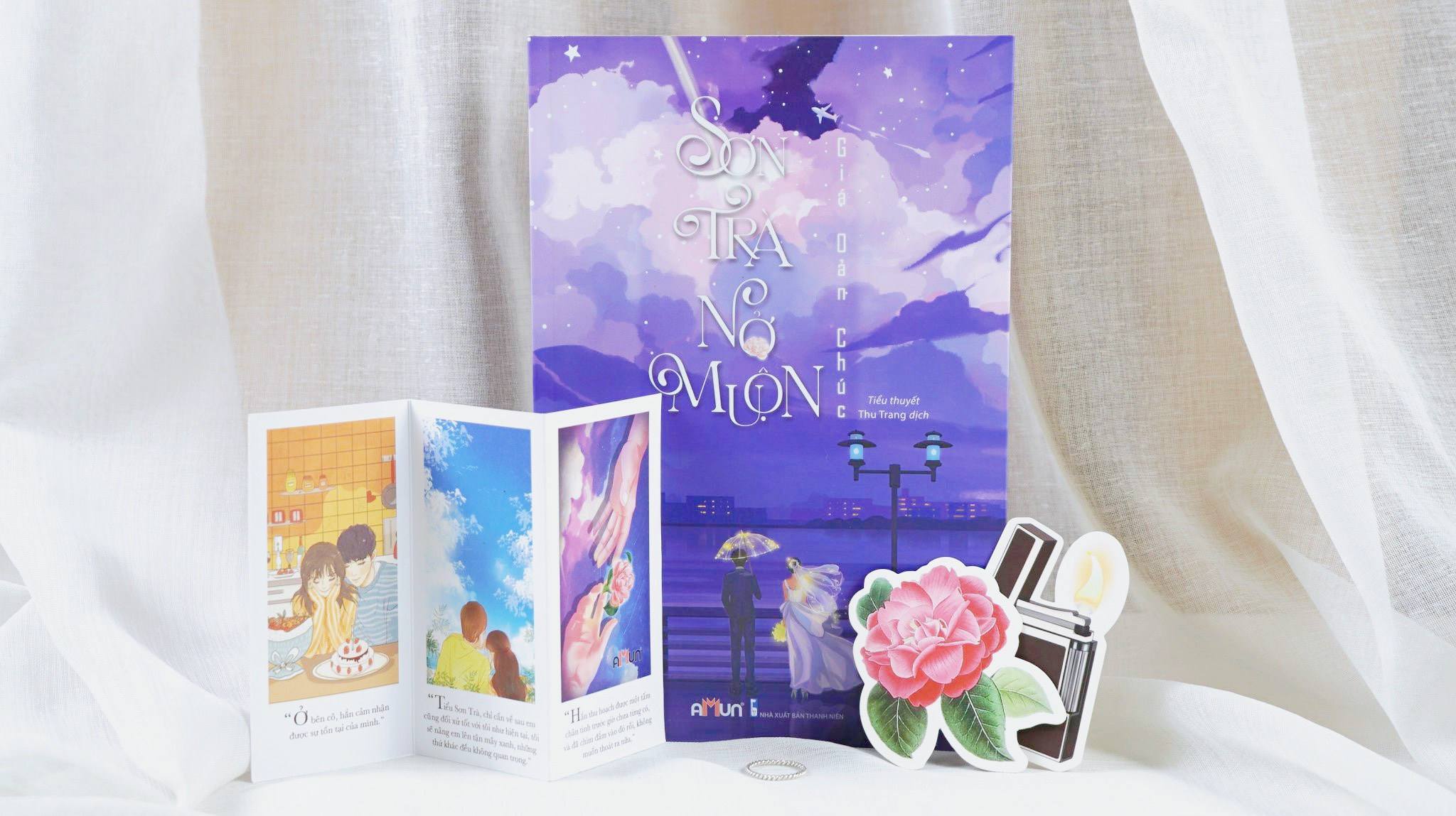 sơn trà nở muộn - tặng kèm 1 bookmark hoa sơn trà + 1 bookmark chiếc bật lửa + 1 postcard - Ảnh 2