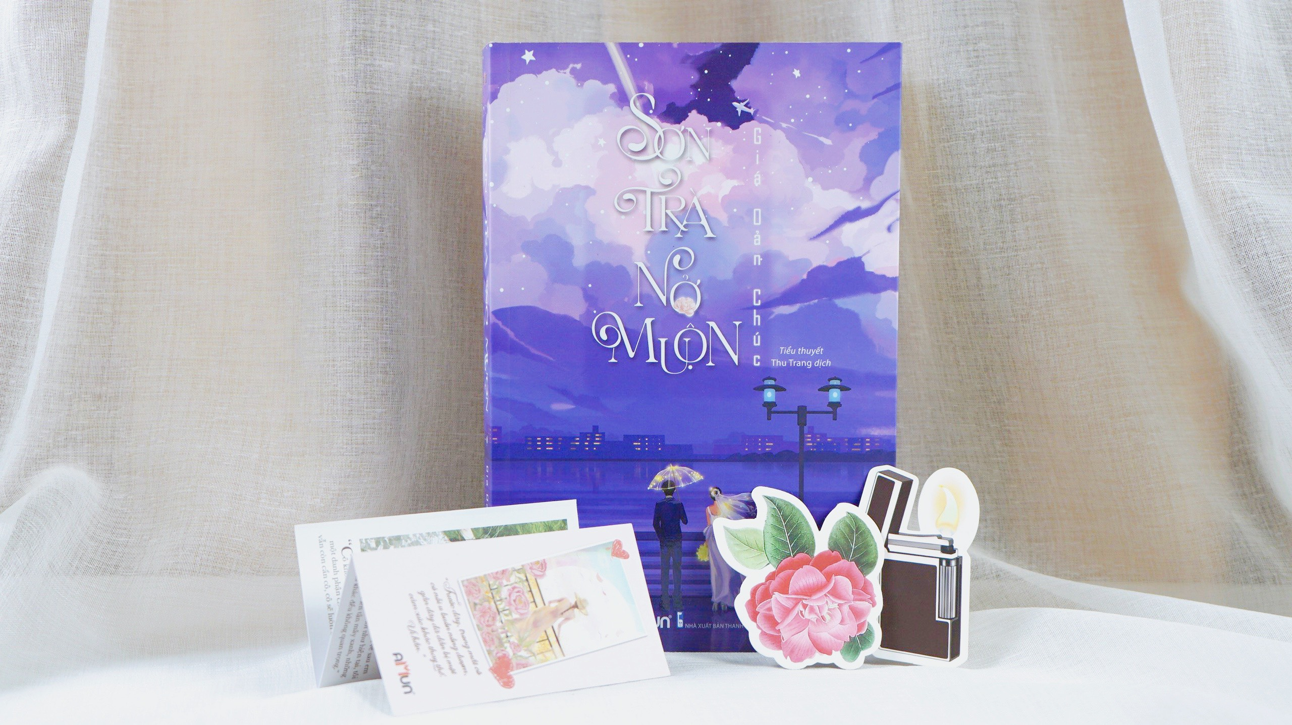 sơn trà nở muộn - tặng kèm 1 bookmark hoa sơn trà + 1 bookmark chiếc bật lửa + 1 postcard - Ảnh 3