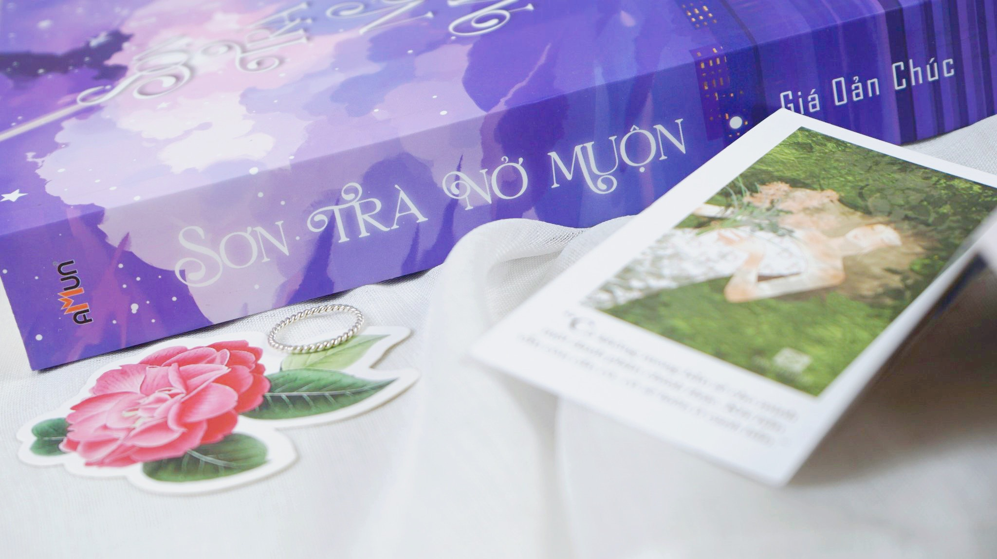 sơn trà nở muộn - tặng kèm 1 bookmark hoa sơn trà + 1 bookmark chiếc bật lửa + 1 postcard - Ảnh 9