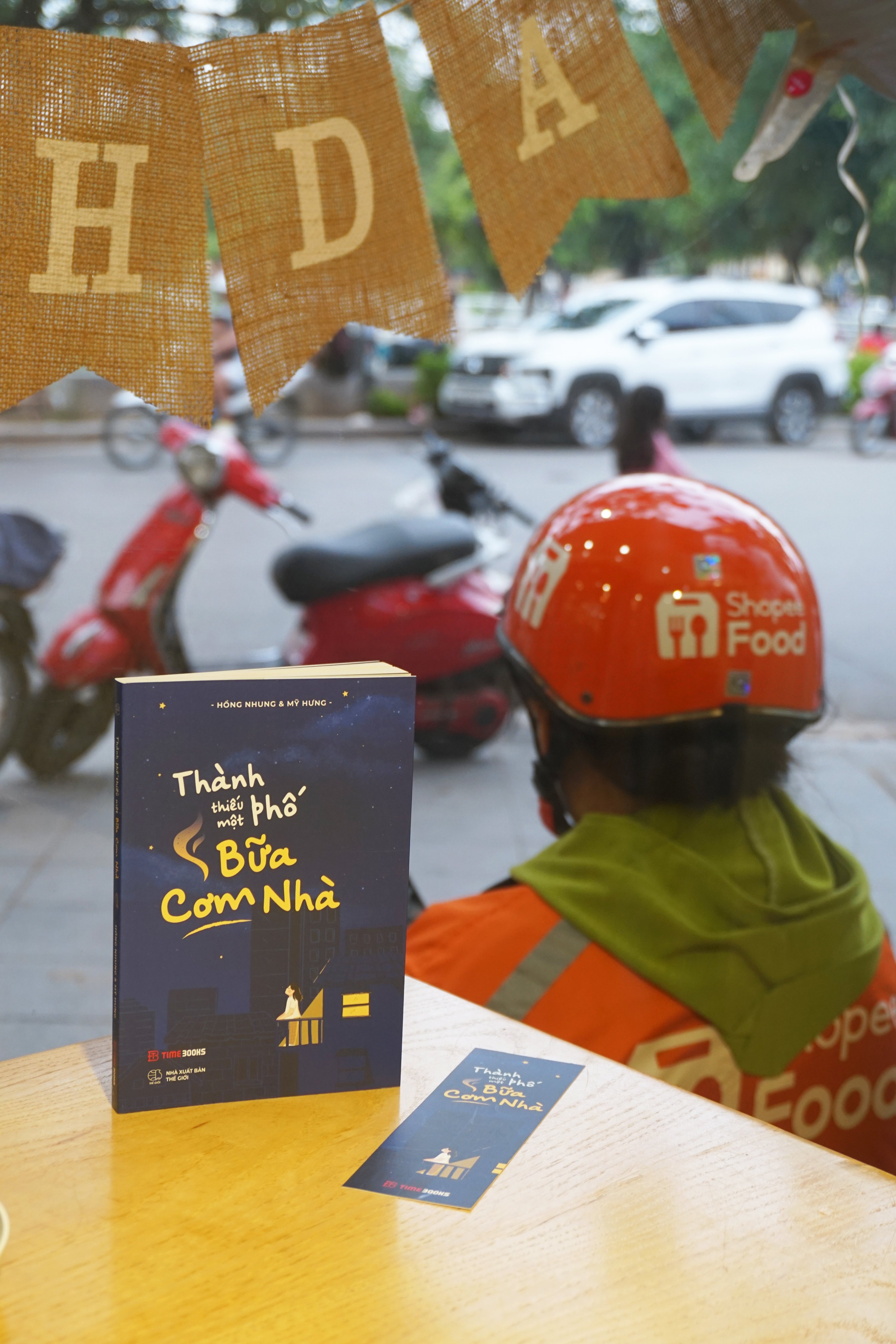 Thành Phố Thiếu Một Bữa Cơm Nhà - Ảnh 3