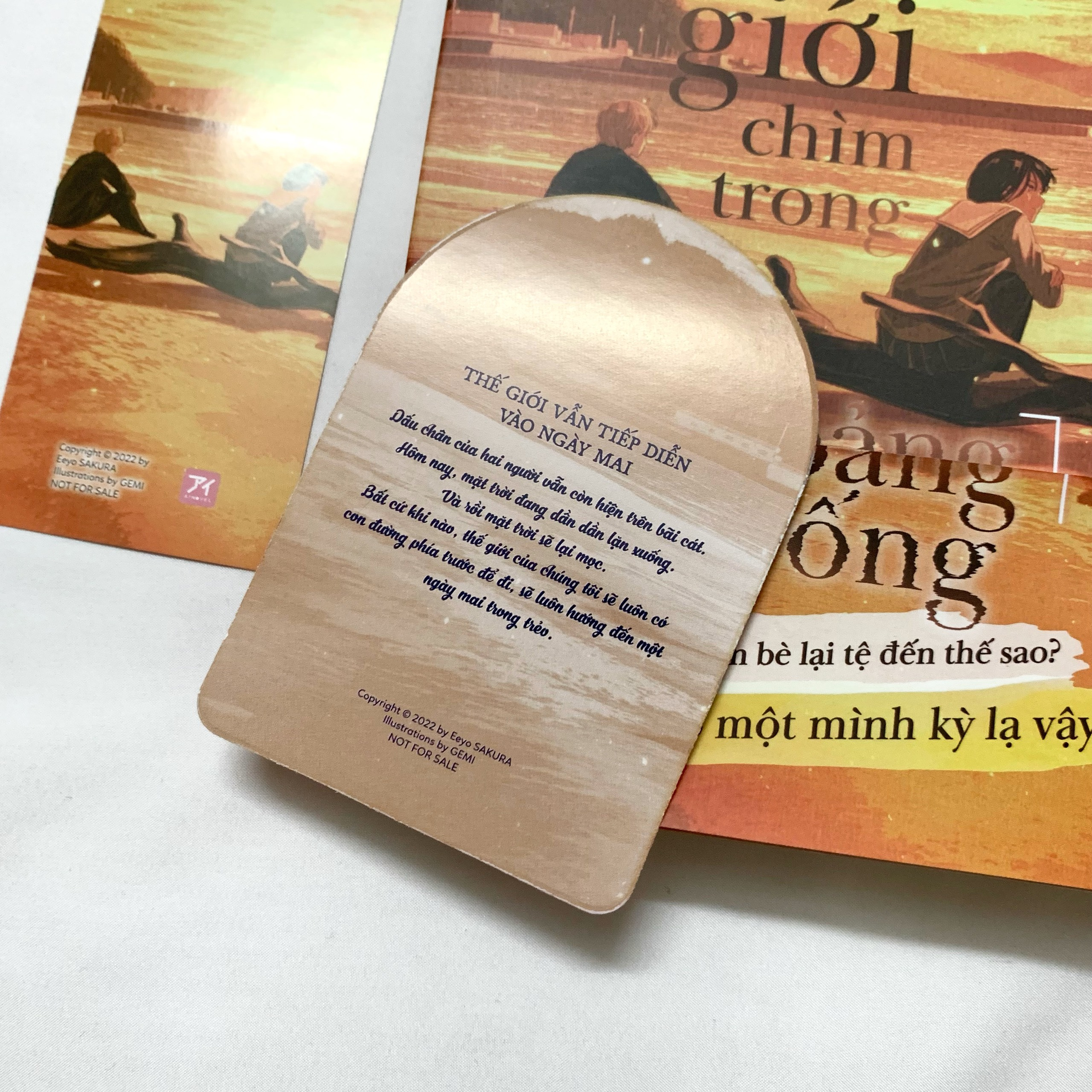 thế giới chìm trong khoảng trống - tặng kèm bookmark + flashcard 2 mặt + đai obi bao sách - Ảnh 5
