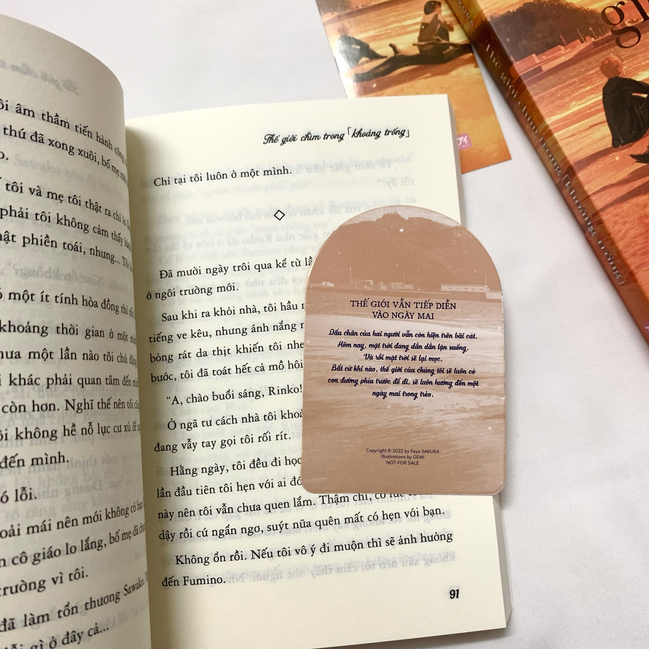 thế giới chìm trong khoảng trống - tặng kèm bookmark + flashcard 2 mặt + đai obi bao sách - Ảnh 7