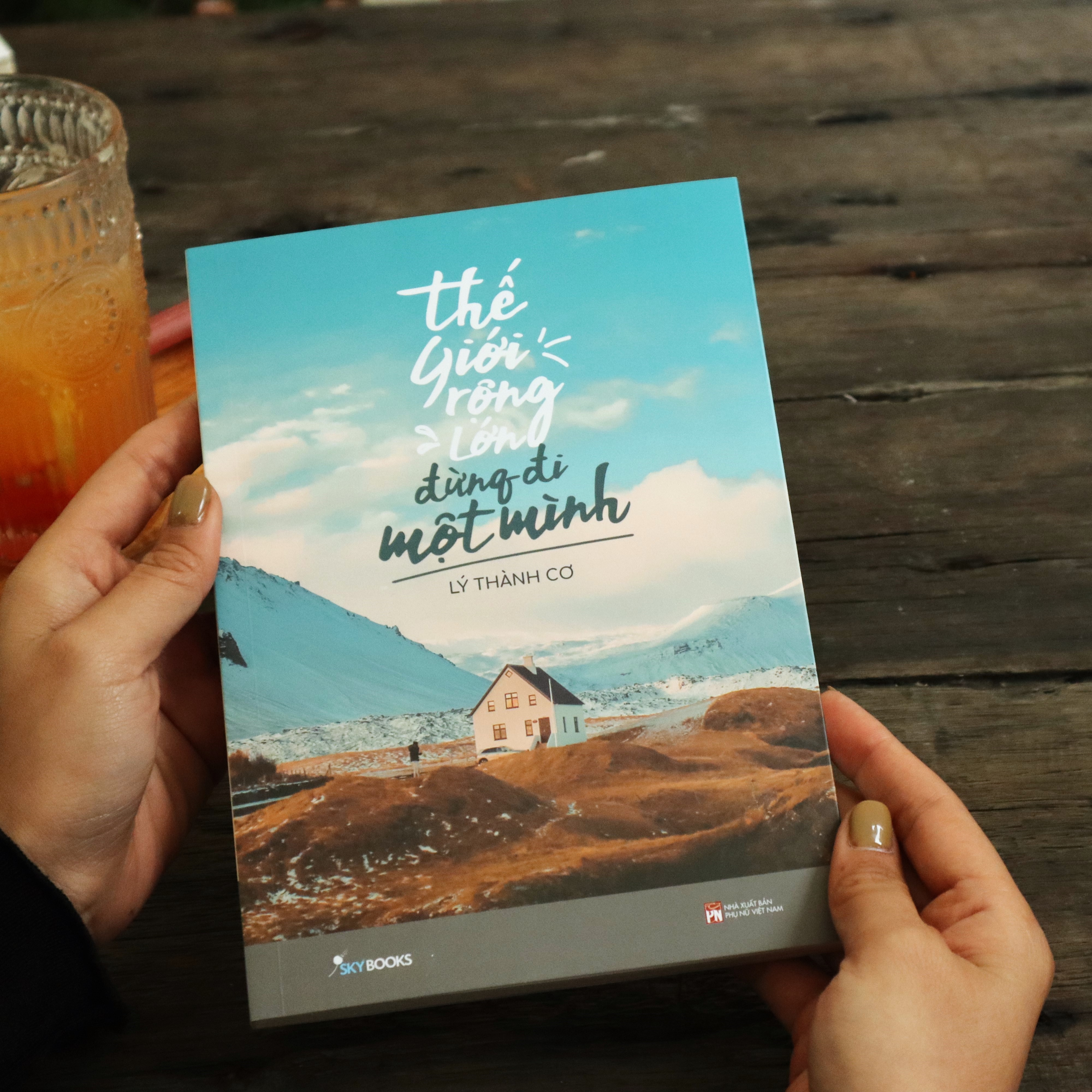 thế giới rộng lớn đừng đi một mình - tặng kèm bookmark + postcard - Ảnh 5